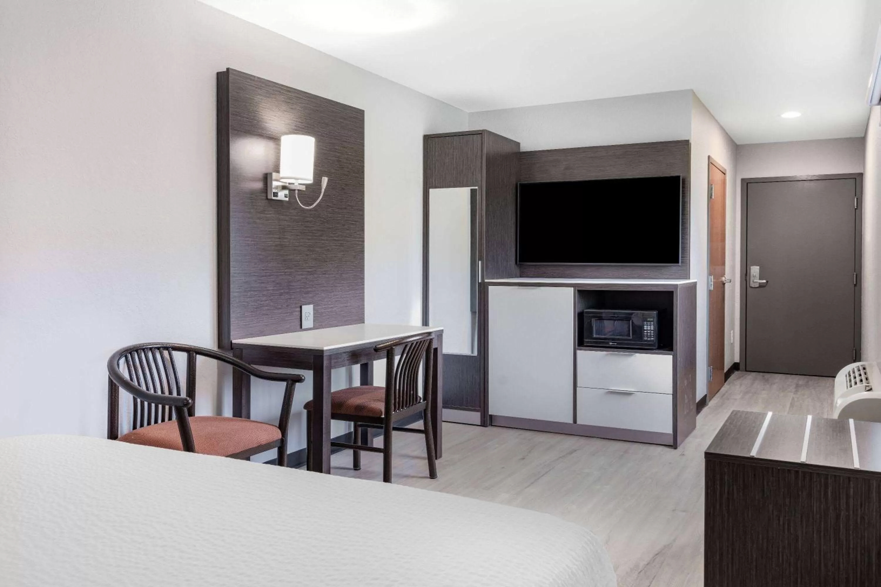 Photo of the whole room in Days Inn & Suites by Wyndham Niagara Falls/Buffalo