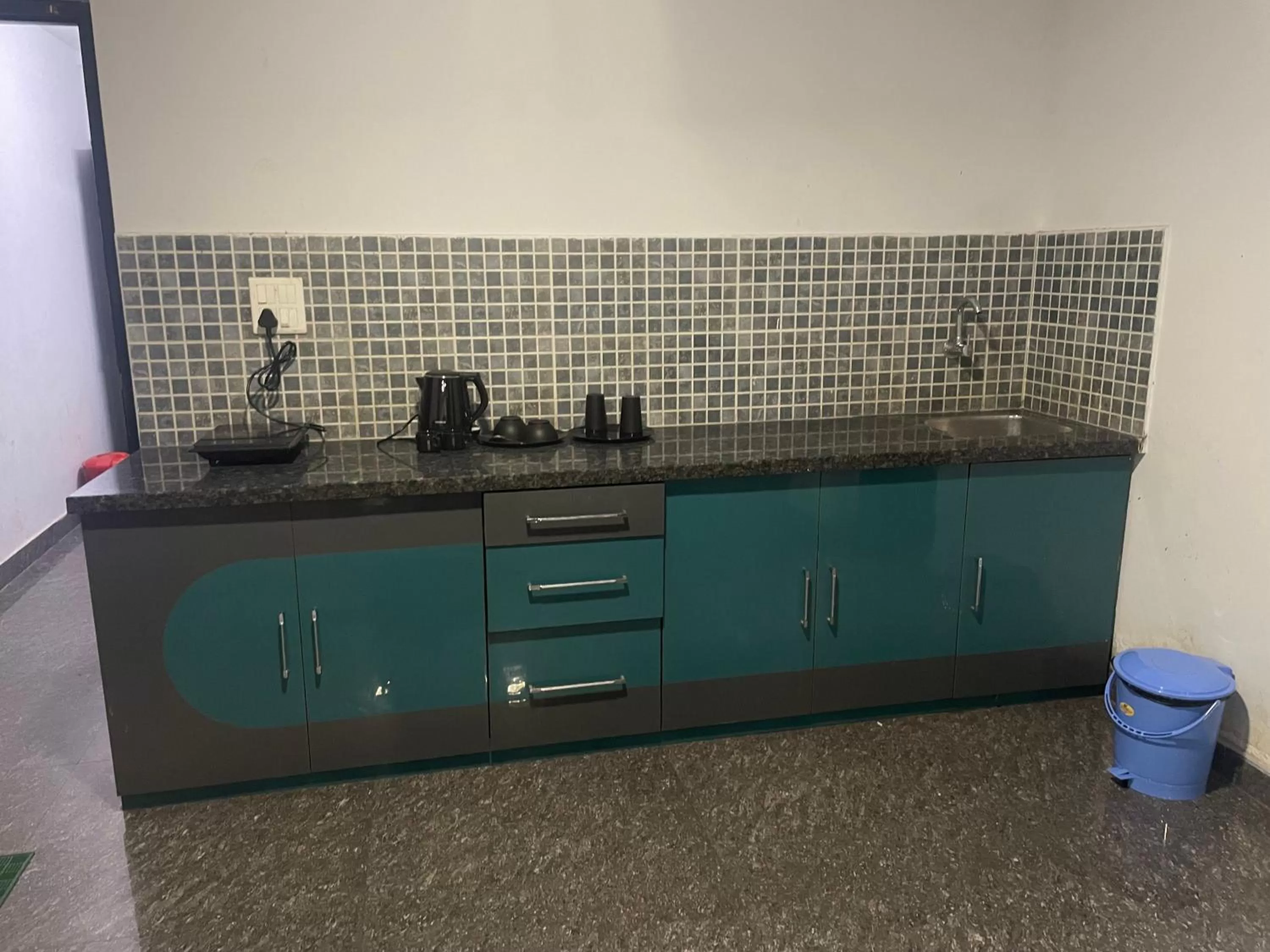 Coffee/tea facilities, Kitchen/Kitchenette in Calangute Beach Corner