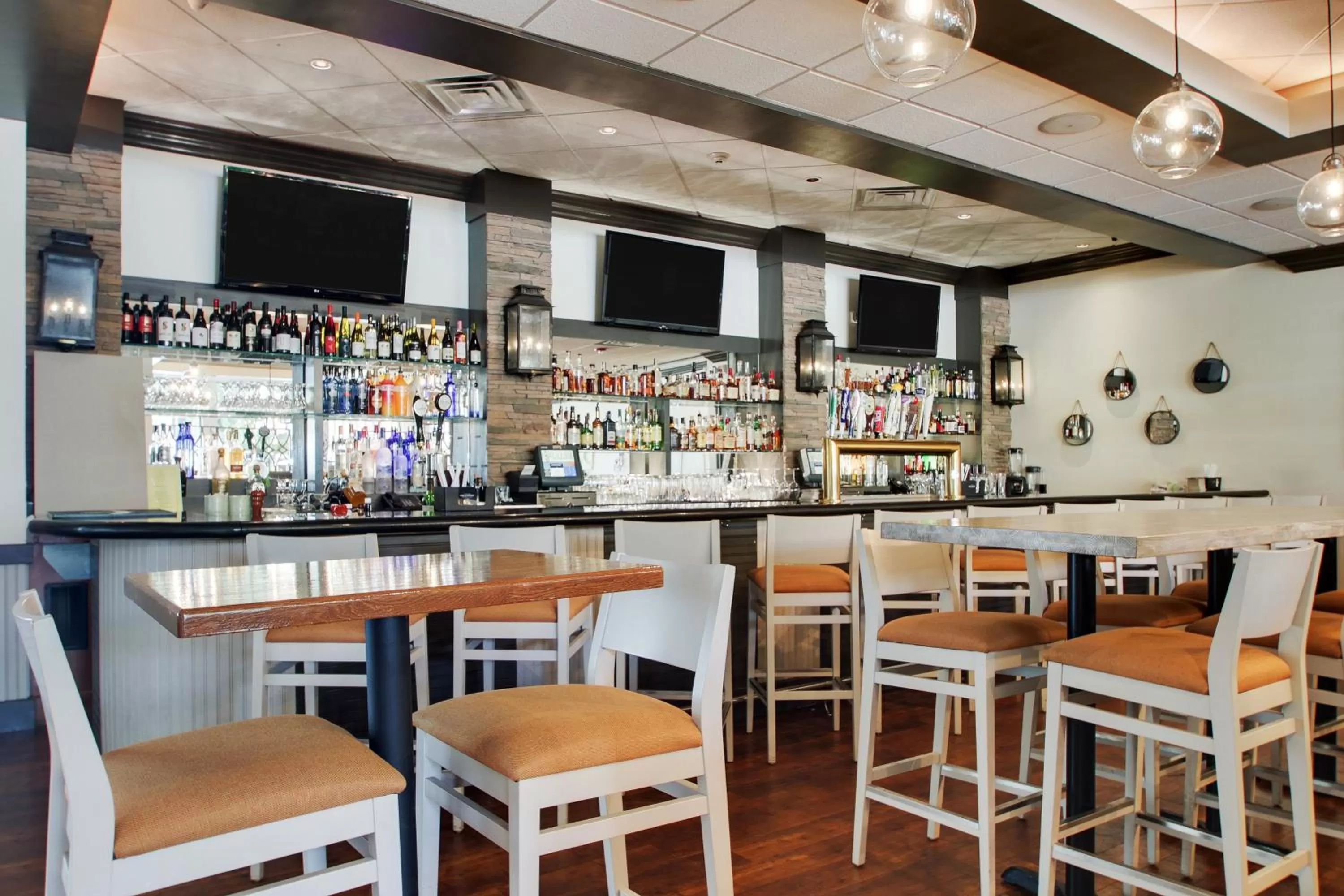 Lounge or bar in Holiday Inn Westbury-Long Island by IHG