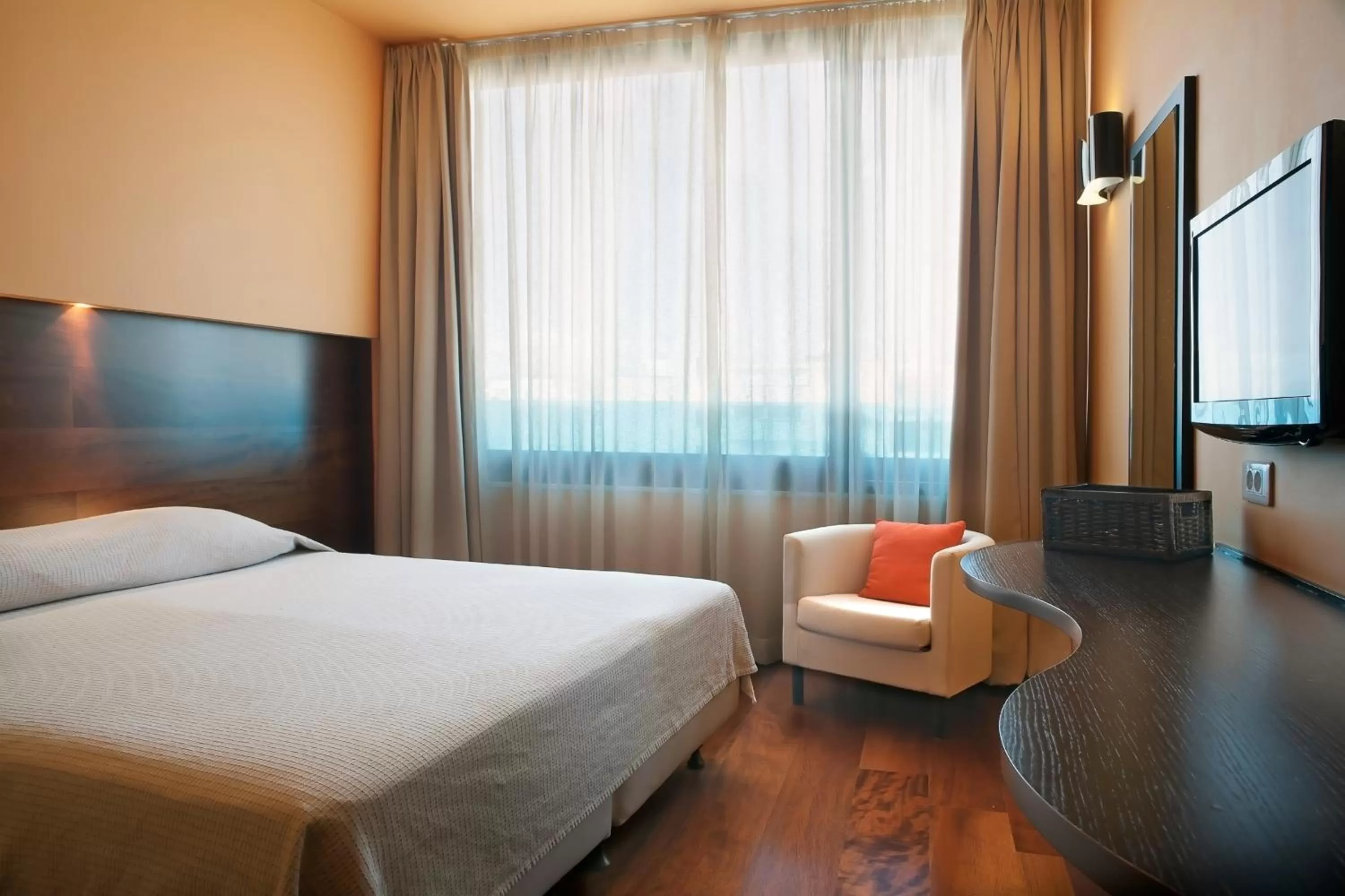 Photo of the whole room, Bed in Athens Center Square Hotel