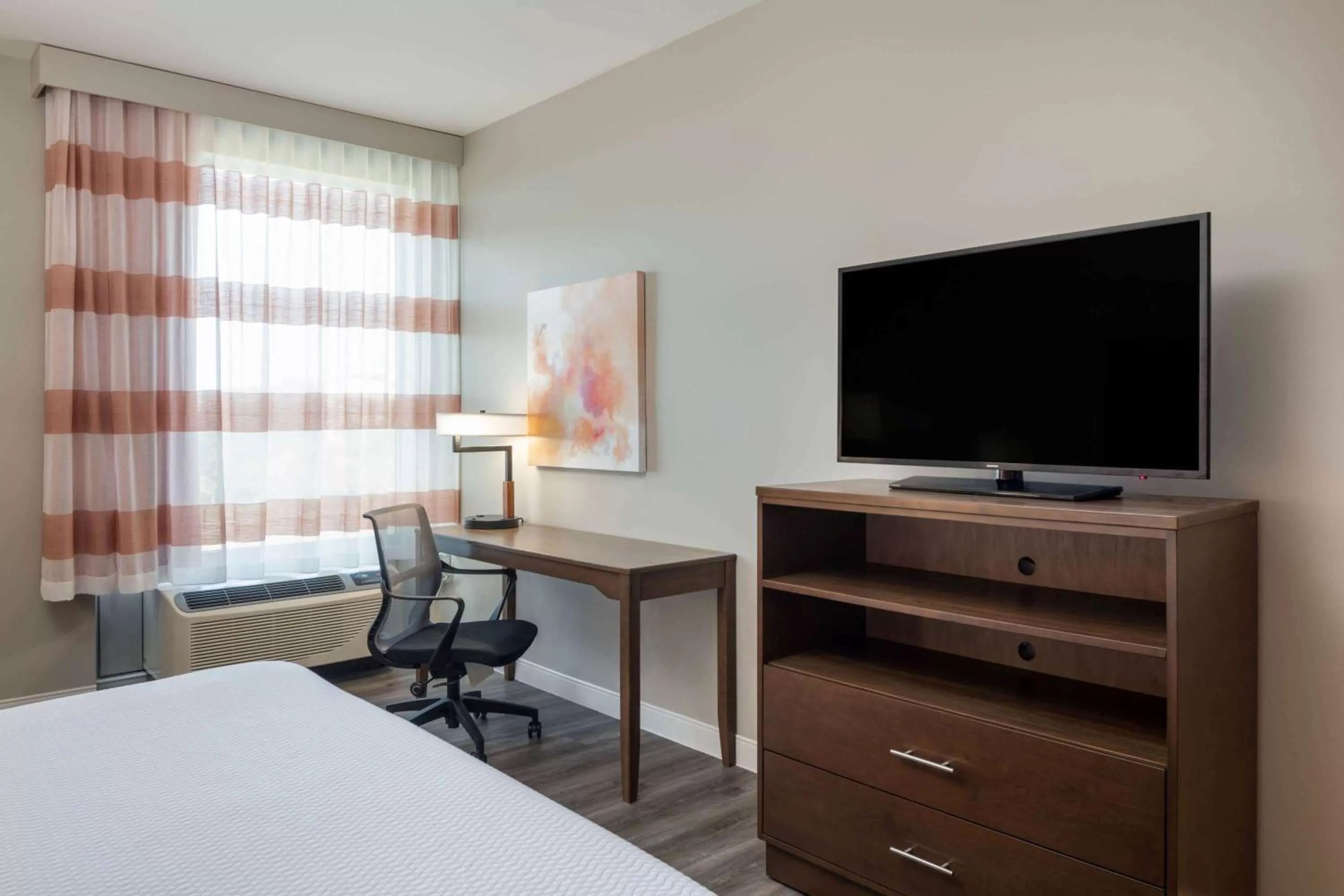 Photo of the whole room, Bed in La Quinta by Wyndham Greensboro Airport High Point