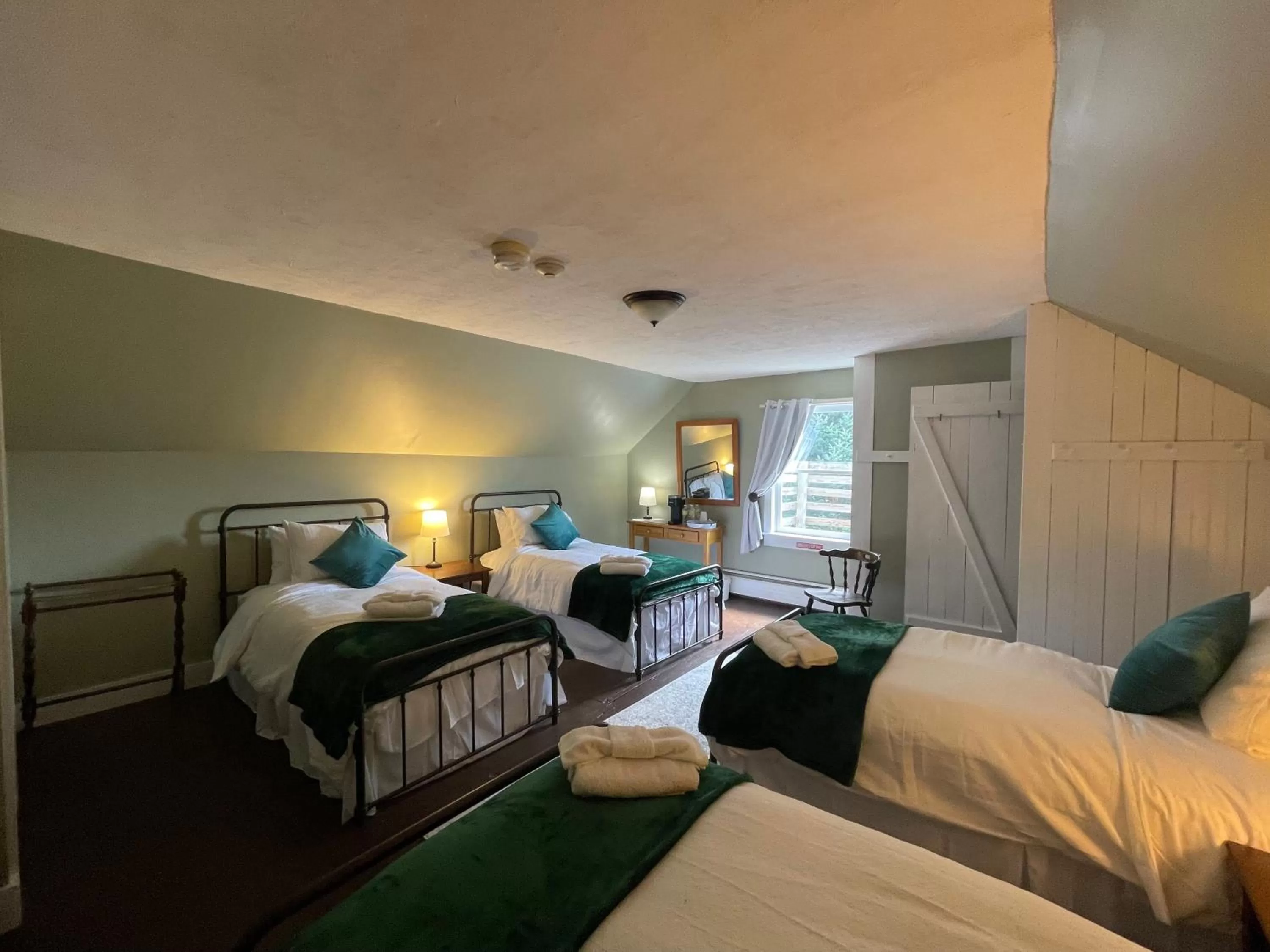 Photo of the whole room, Bed in Stone Hearth Inn and Eatery