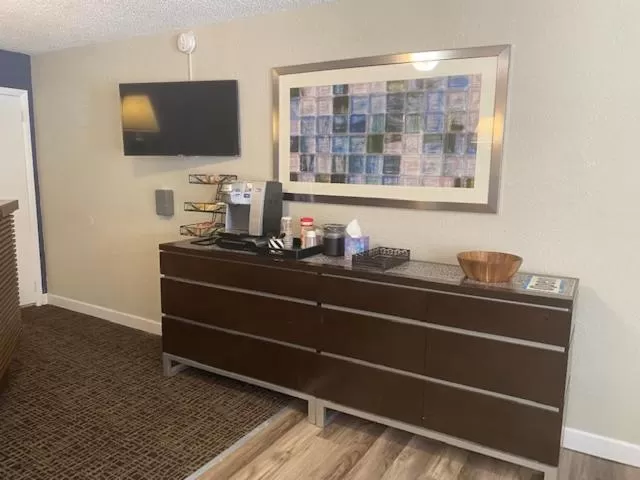 TV and multimedia in Andy Griffith Parkway Inn