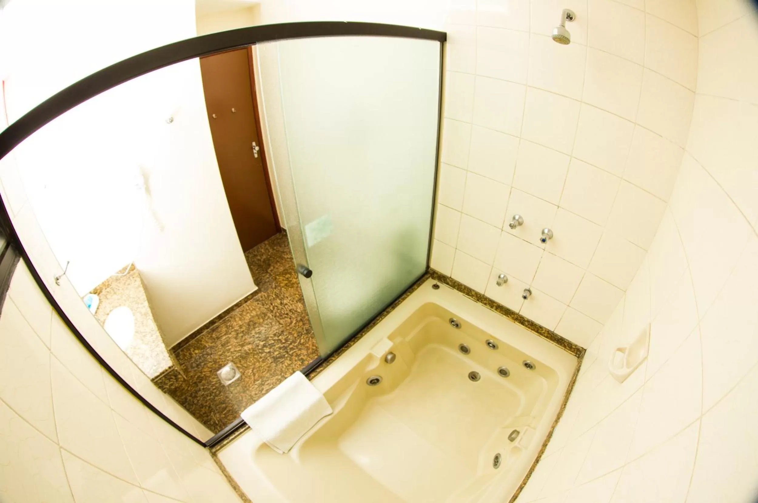 Bath in LEON PARK HOTEL e CONVENÇÕES - Melhor Custo Benefício