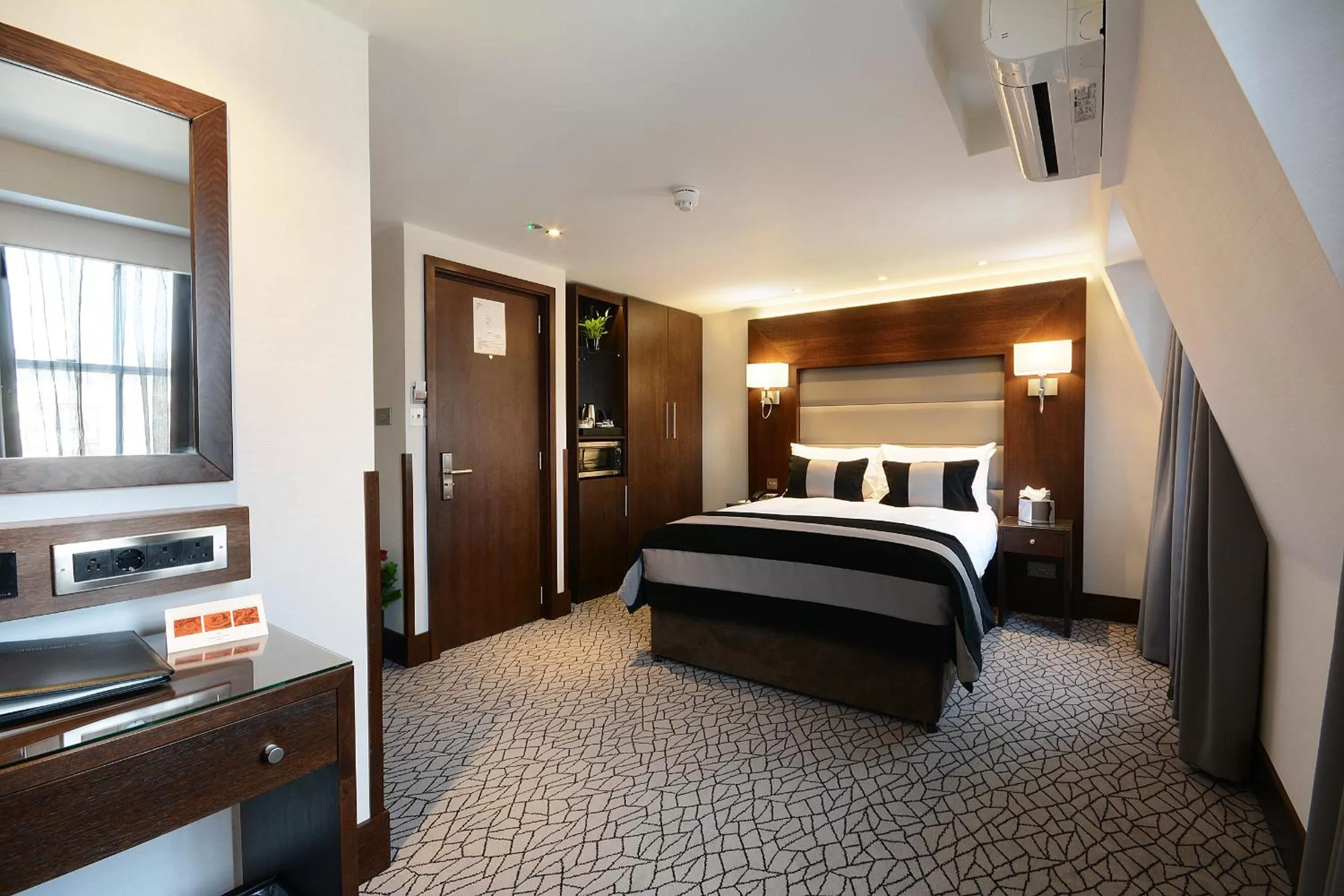 Photo of the whole room, Bed in Park Grand London Lancaster Gate