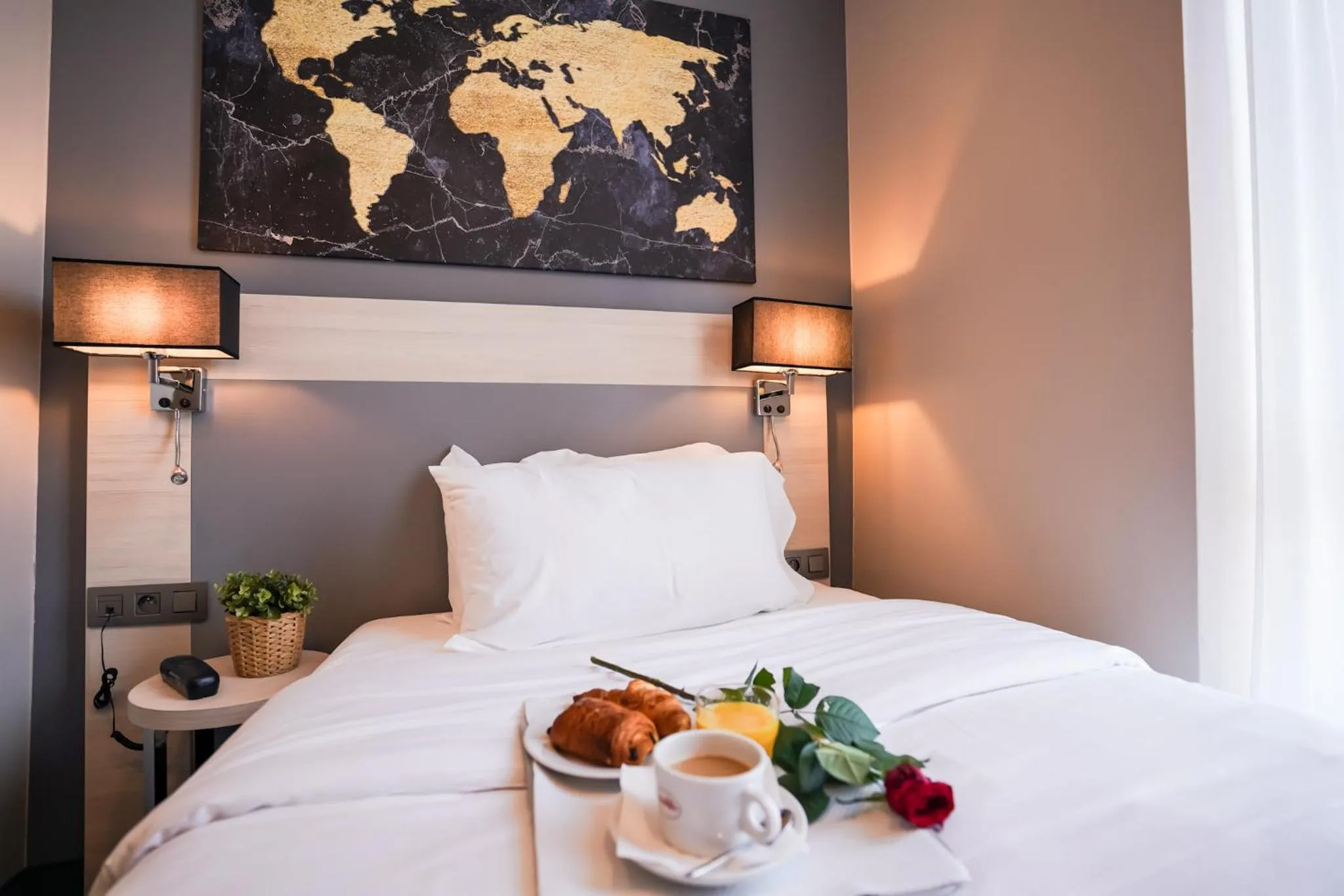 Bed in Hôtel Univers