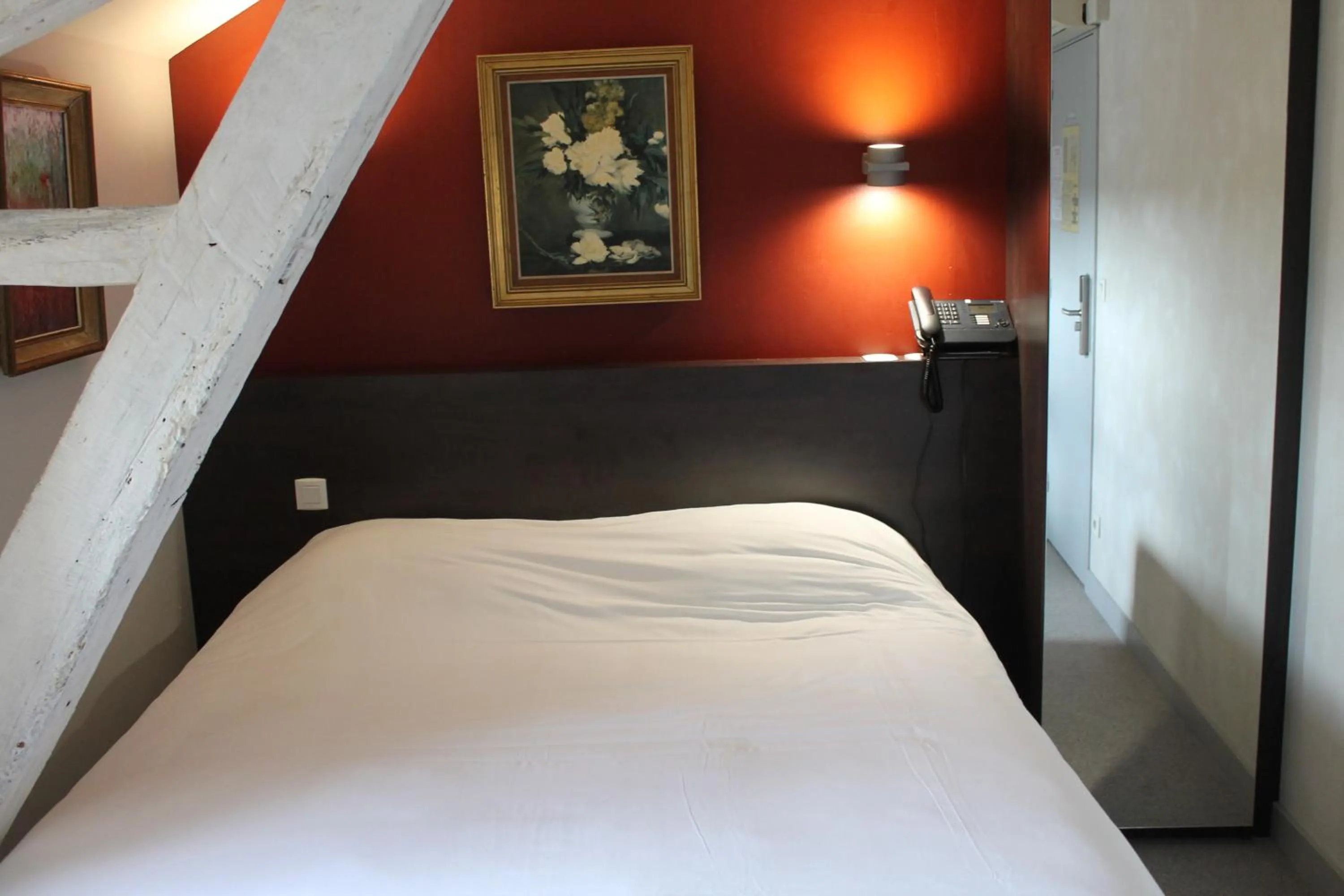 Bed in Logis Hotels- Auberge de la Tour - Hôtel et restaurant