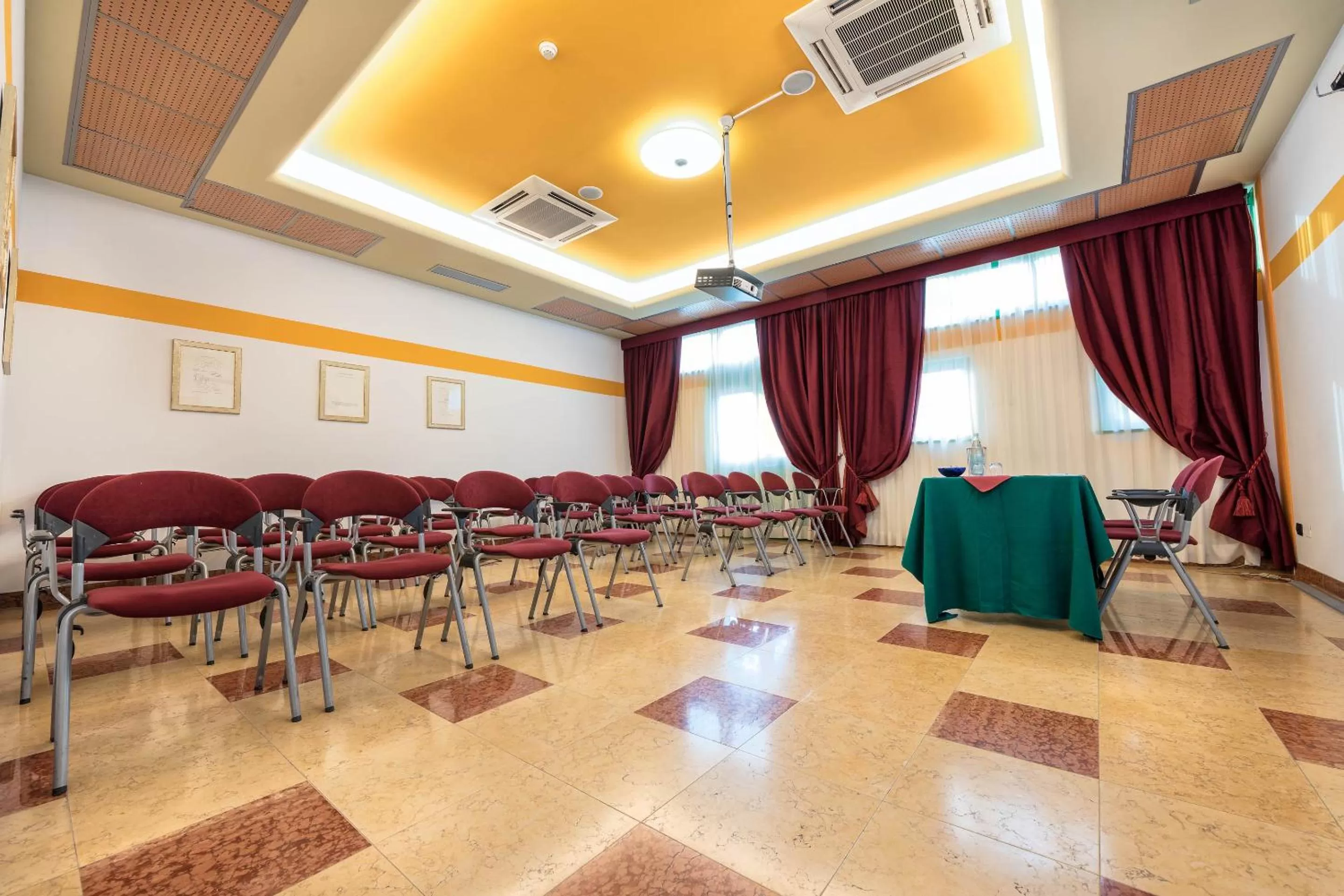 Meeting/conference room in West Point Airport Hotel