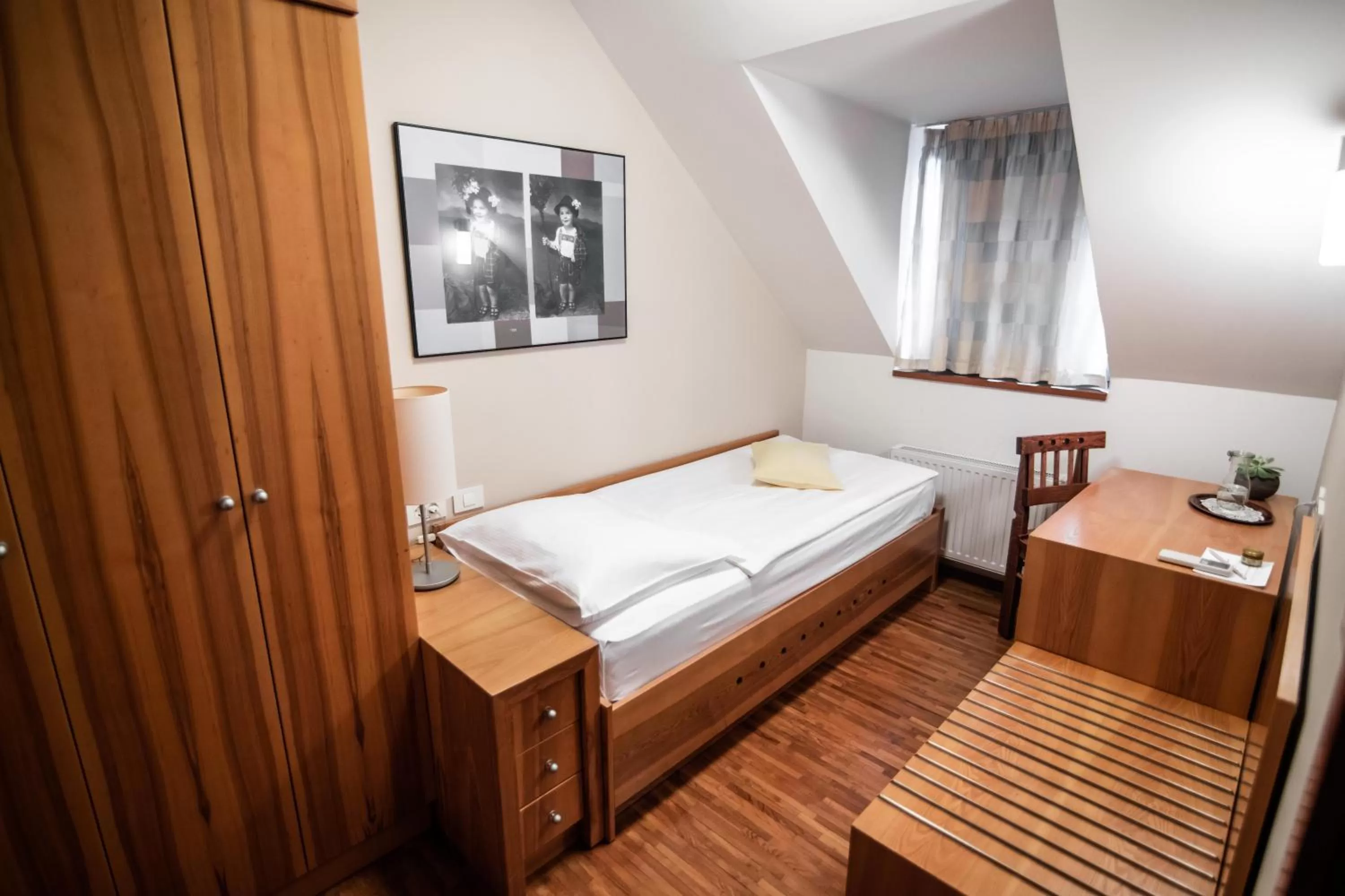 Bed in Hotel Dvor Jezersek Brnik