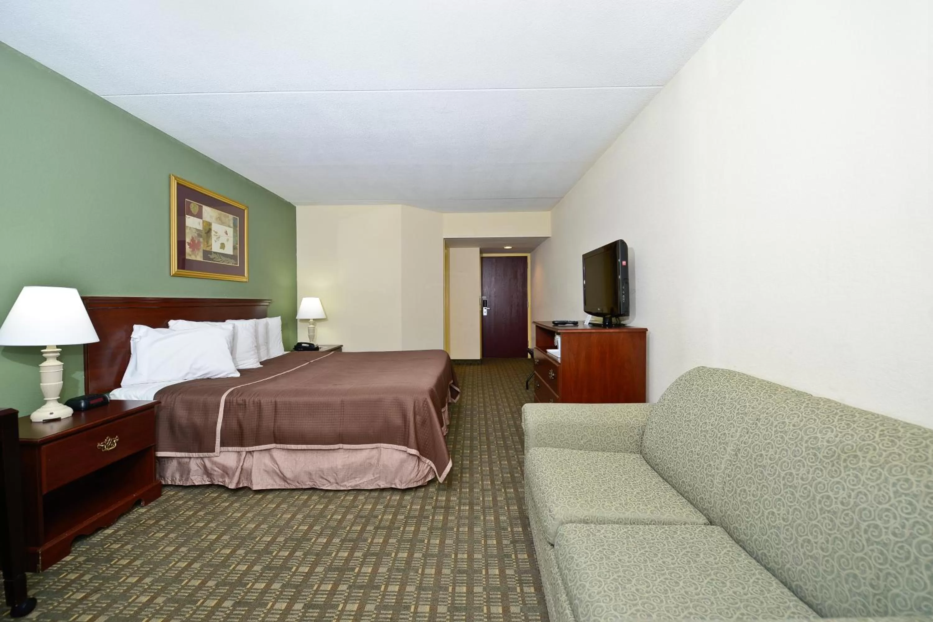 Photo of the whole room, Bed in Howard Johnson by Wyndham Newark Airport