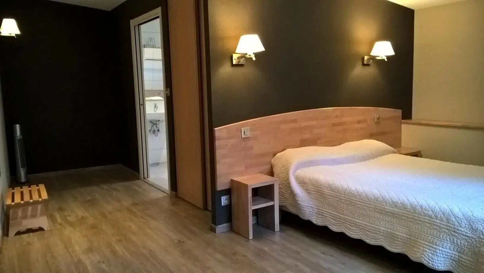 Deluxe Double Room in Hôtel la Guimbarde Deluxe Double Room in Hôtel la Guimbarde