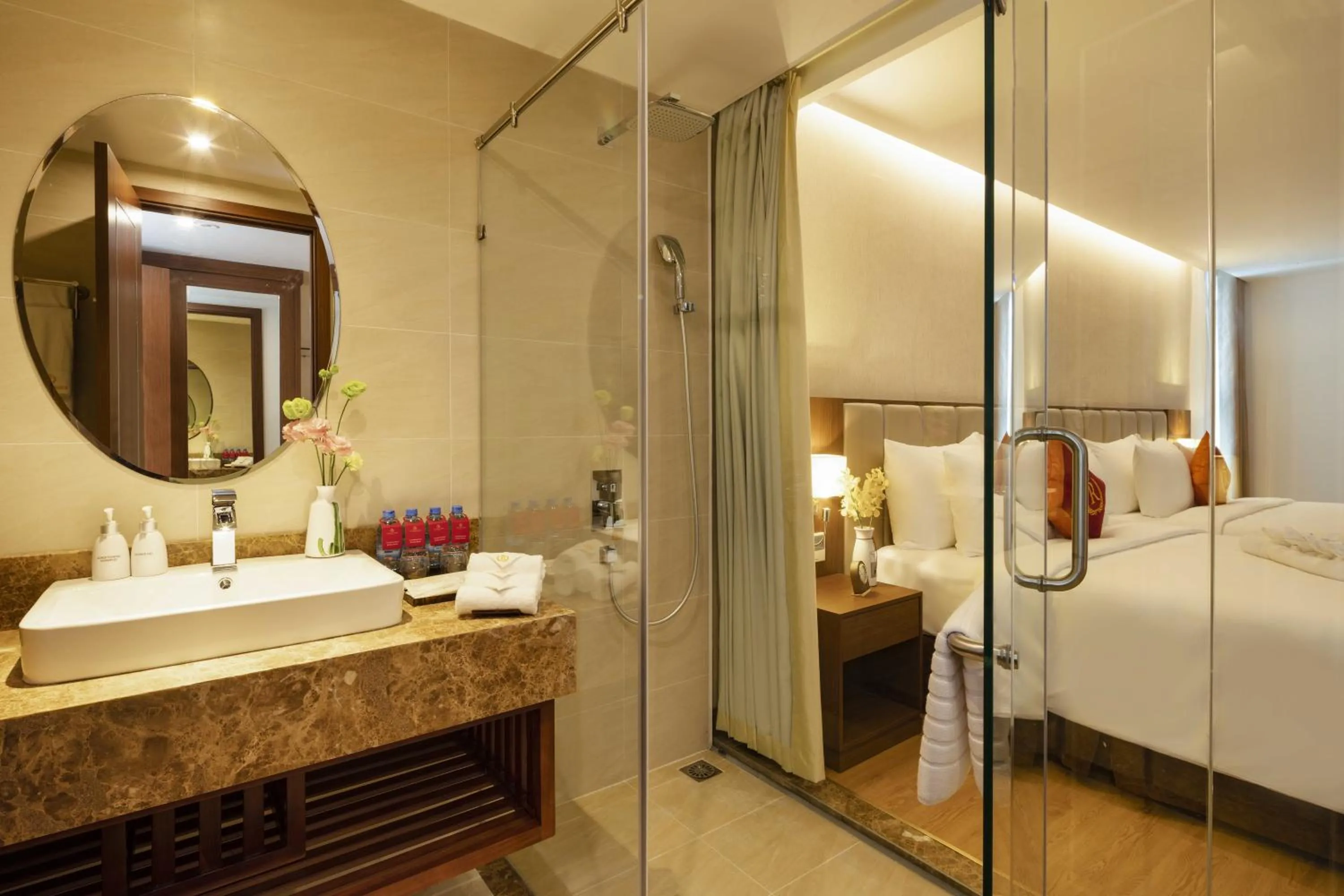 Bathroom, Bed in Regalia Gold Hotel