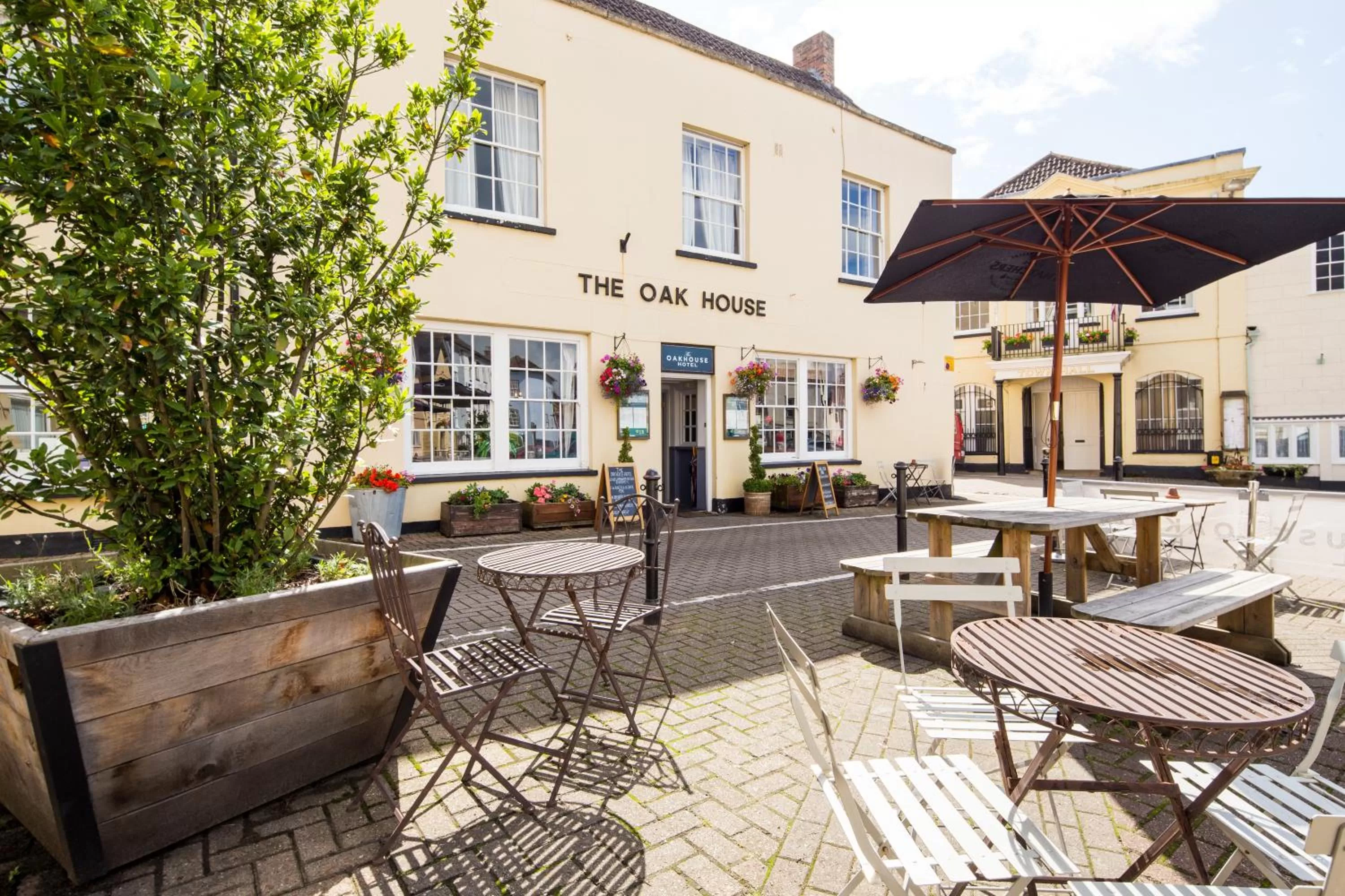 Facade/entrance, Restaurant/Places to Eat in The Oak House Hotel
