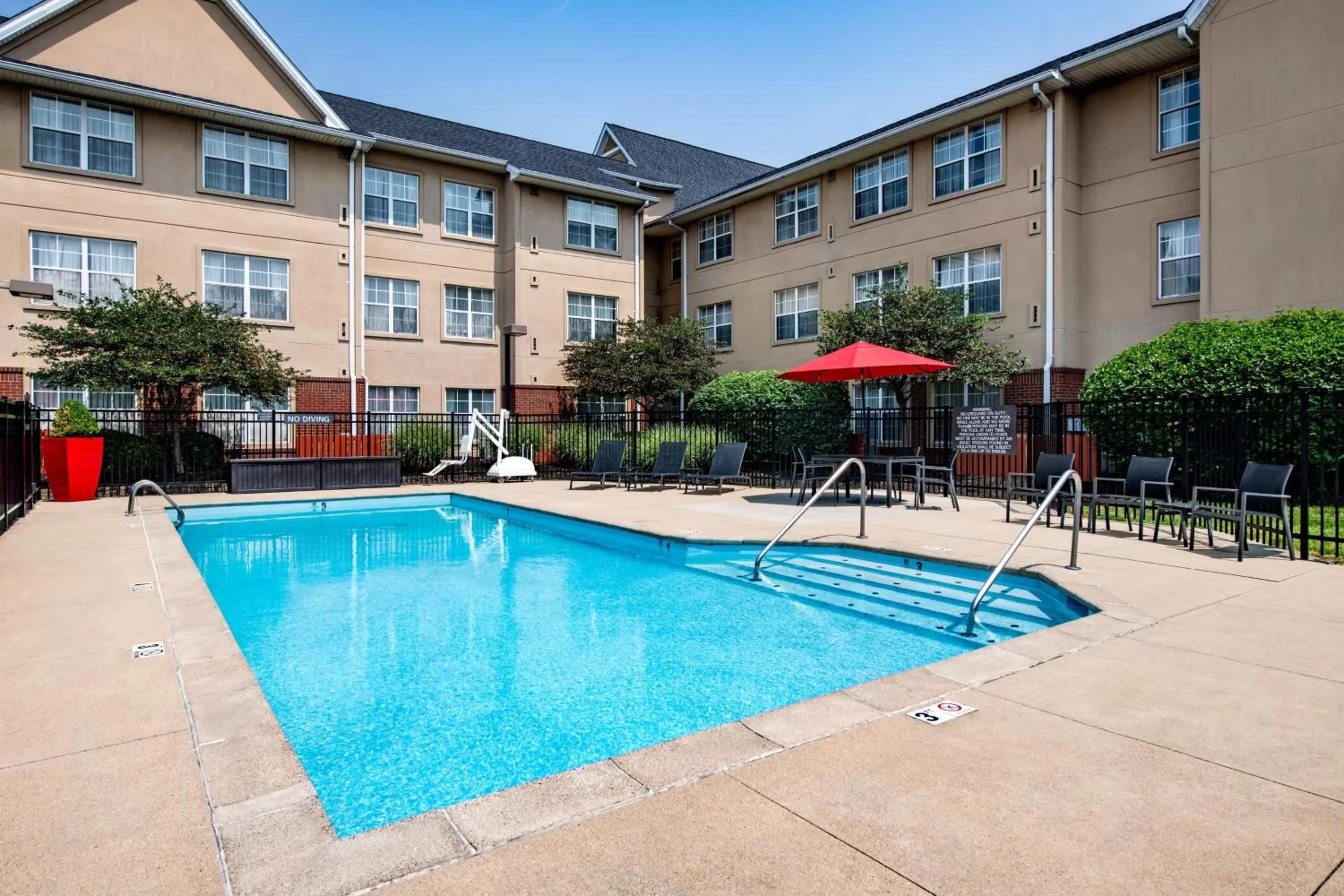 Swimming pool in Residence Inn Cincinnati Airport