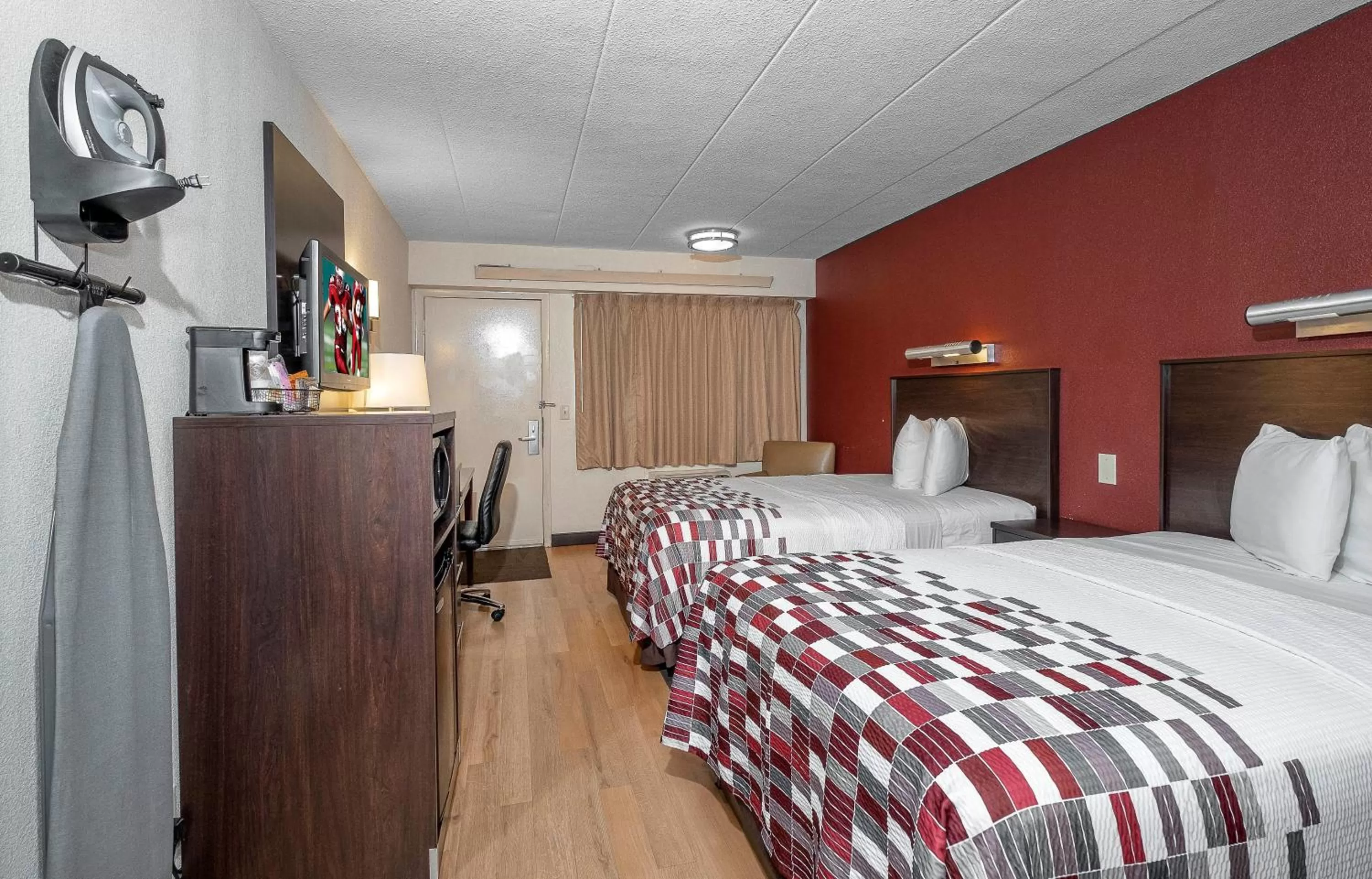 Photo of the whole room, Bed in Red Roof Inn Mt Laurel