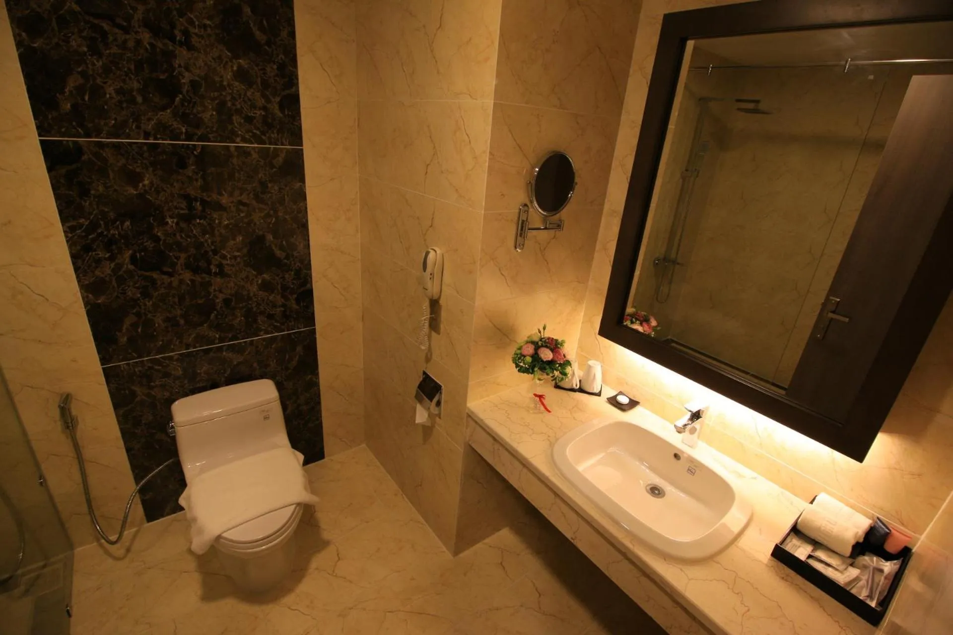 Toilet in Muong Thanh Luxury Can Tho Hotel
