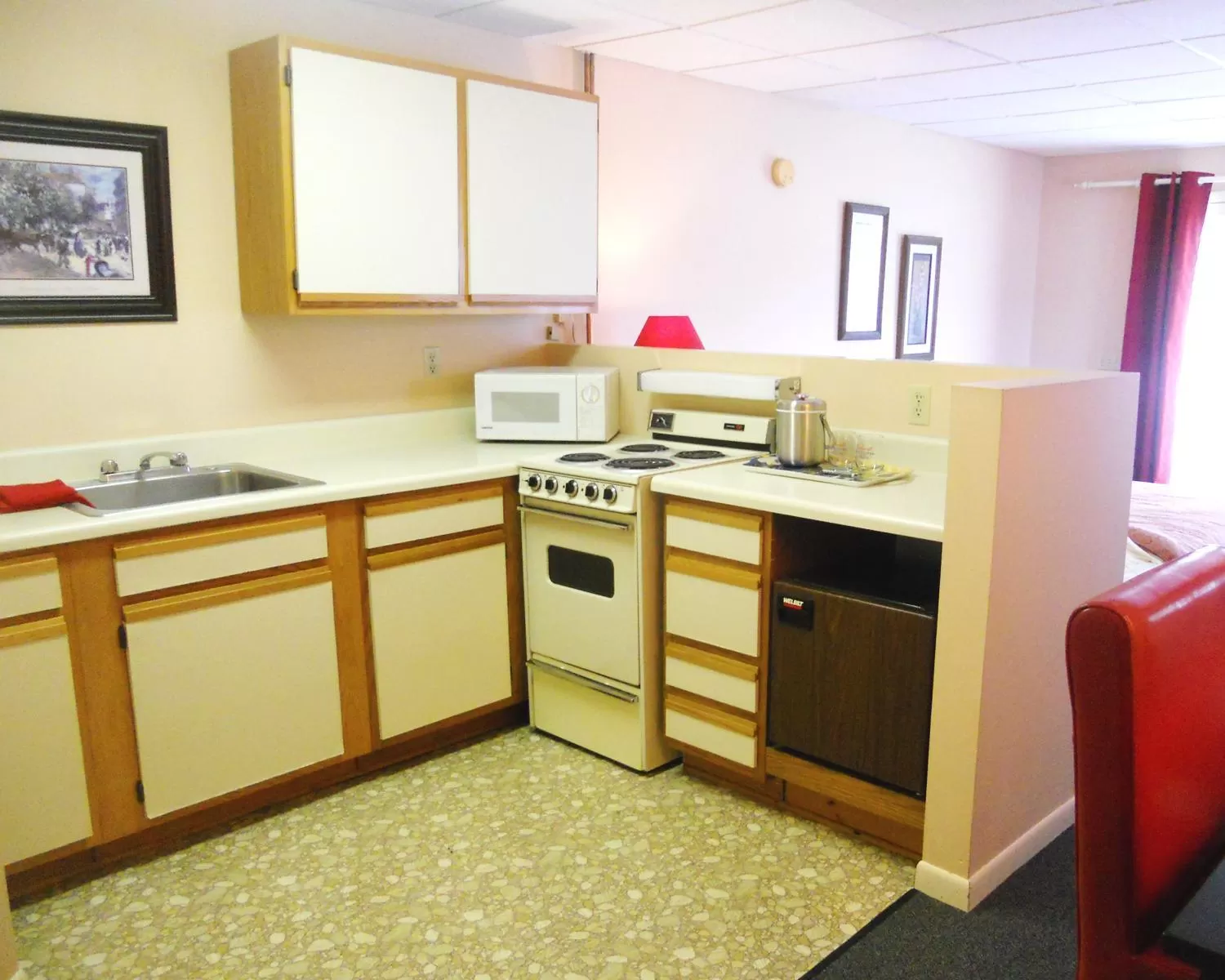 Kitchen or kitchenette in Vinehurst Inn & Suites