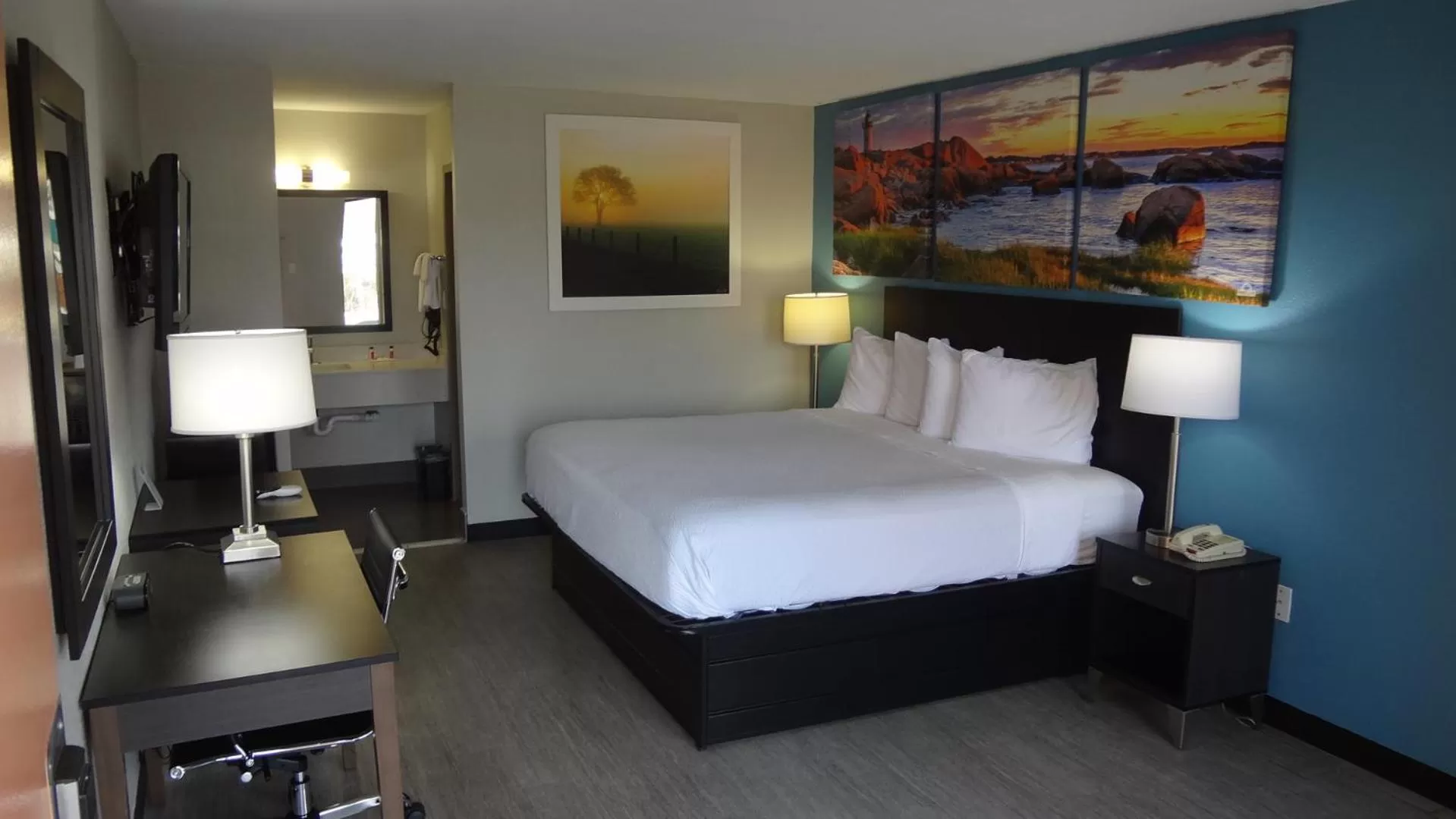 Bedroom, Bed in Days Inn by Wyndham Hernando