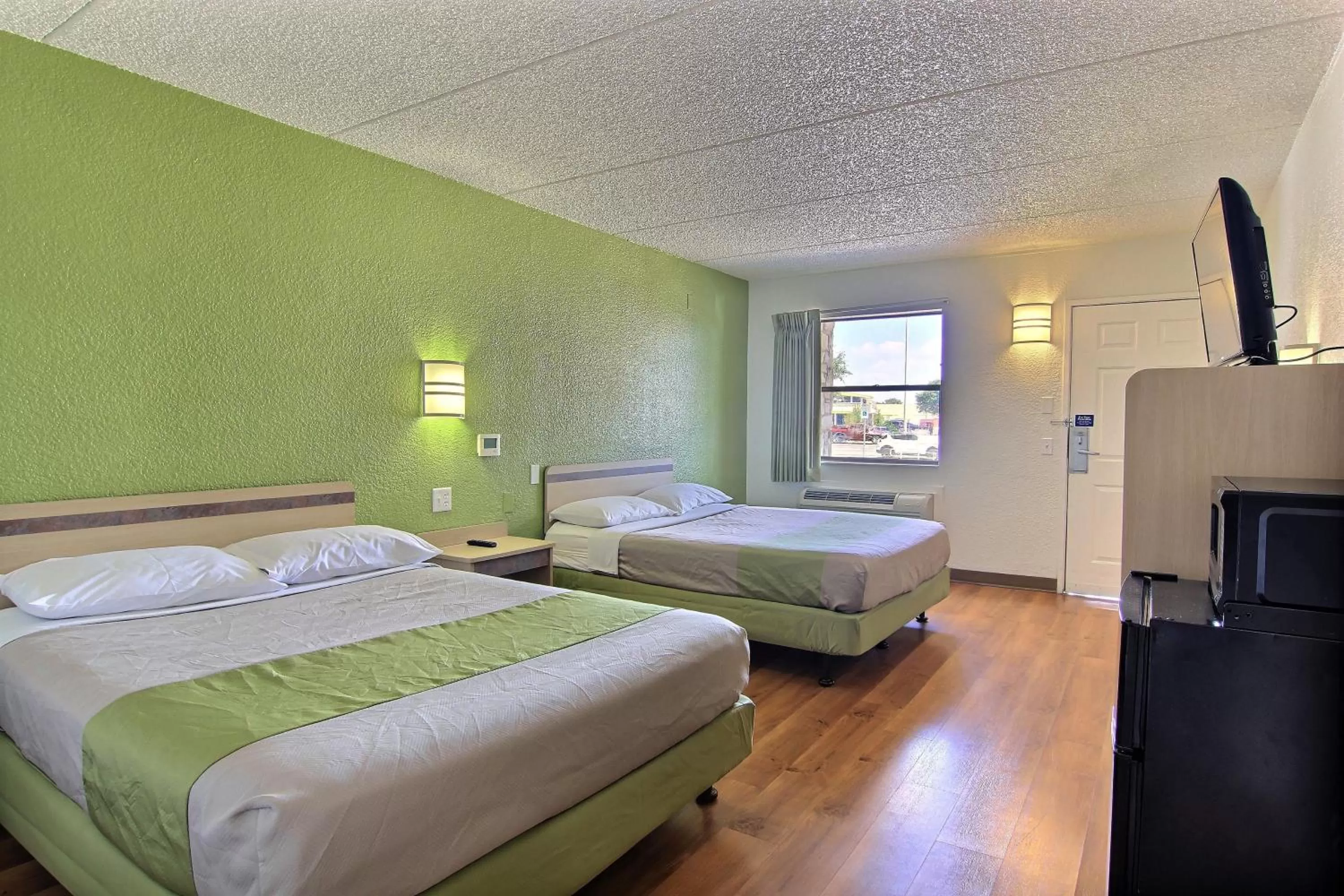 Bedroom, Bed in Motel 6 Austin, TX - Central Downtown UT