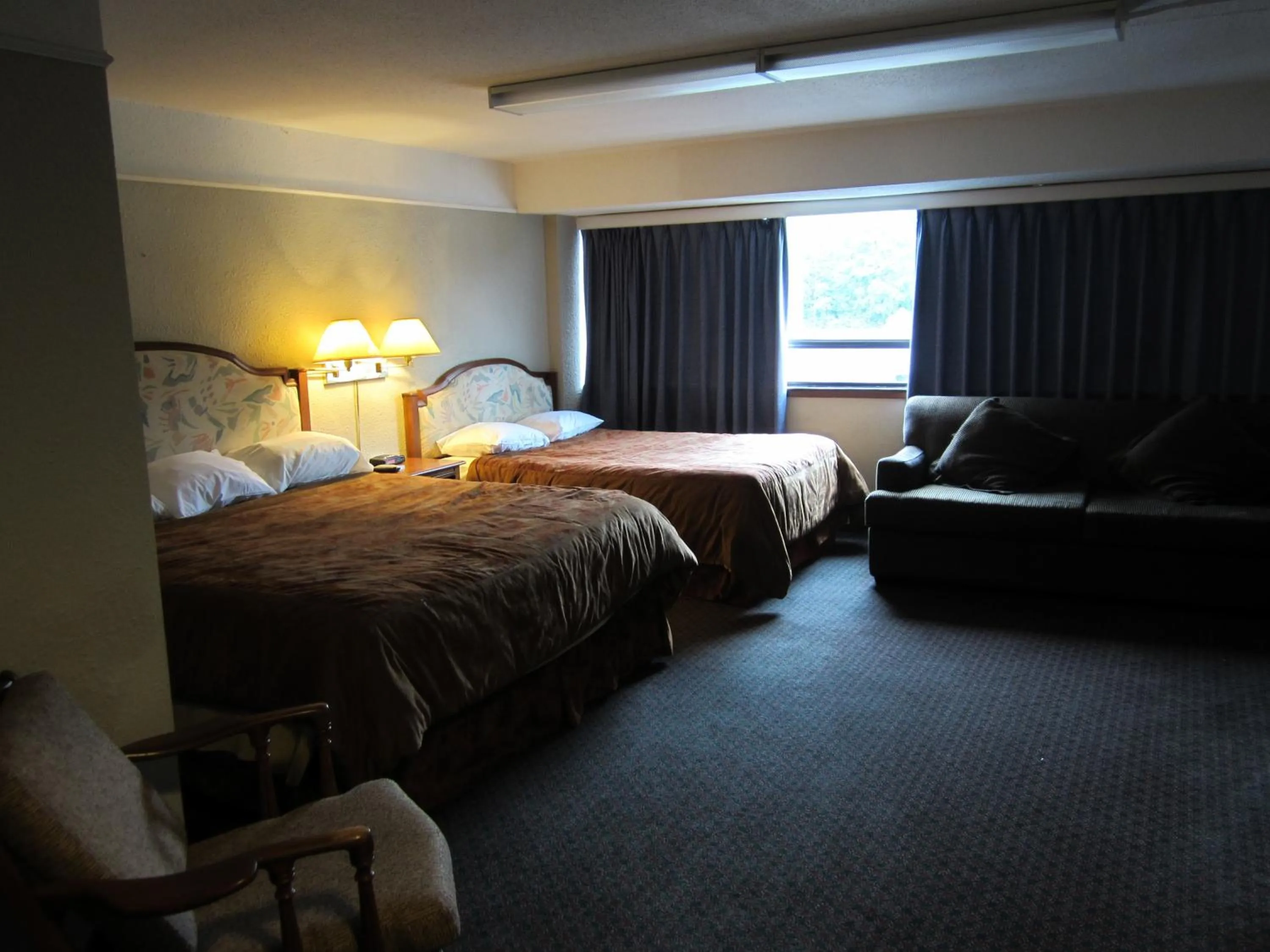 Photo of the whole room, Bed in Moby Dick Inn