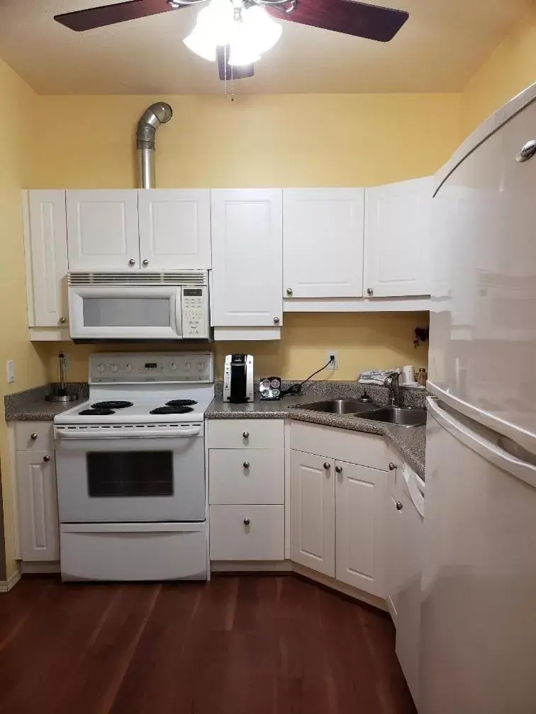 Two-Bedroom Suite with One King Bed and One Queen Bed- Non-Smoking in Travelodge by Wyndham Spruce Grove Two-Bedroom Suite with One King Bed and One Queen Bed- Non-Smoking in Travelodge by Wyndham Spruce Grove