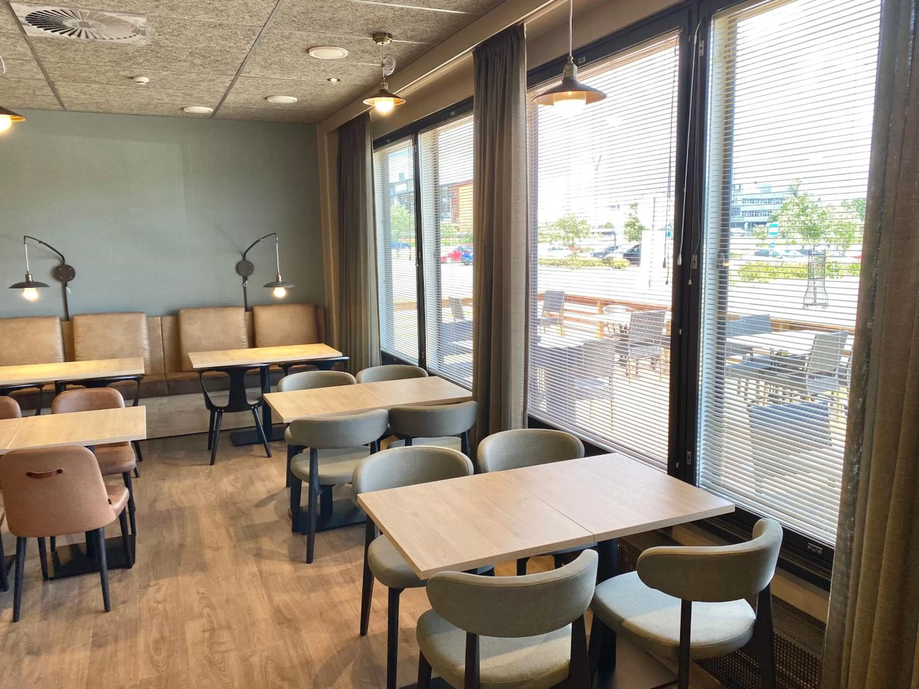 Restaurant/places to eat in Skyline Airport Hotel