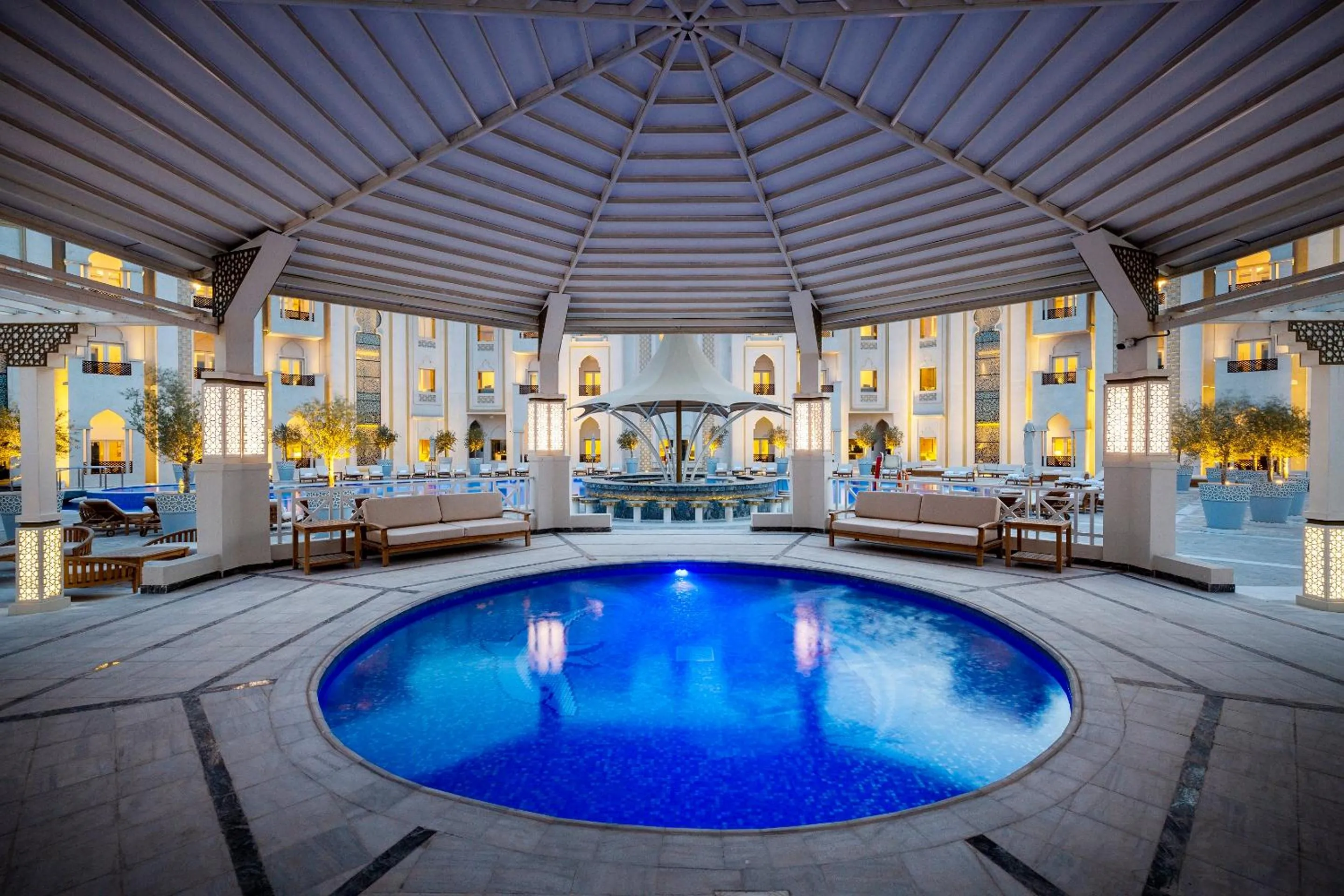 Swimming pool in Ezdan Palace Hotel