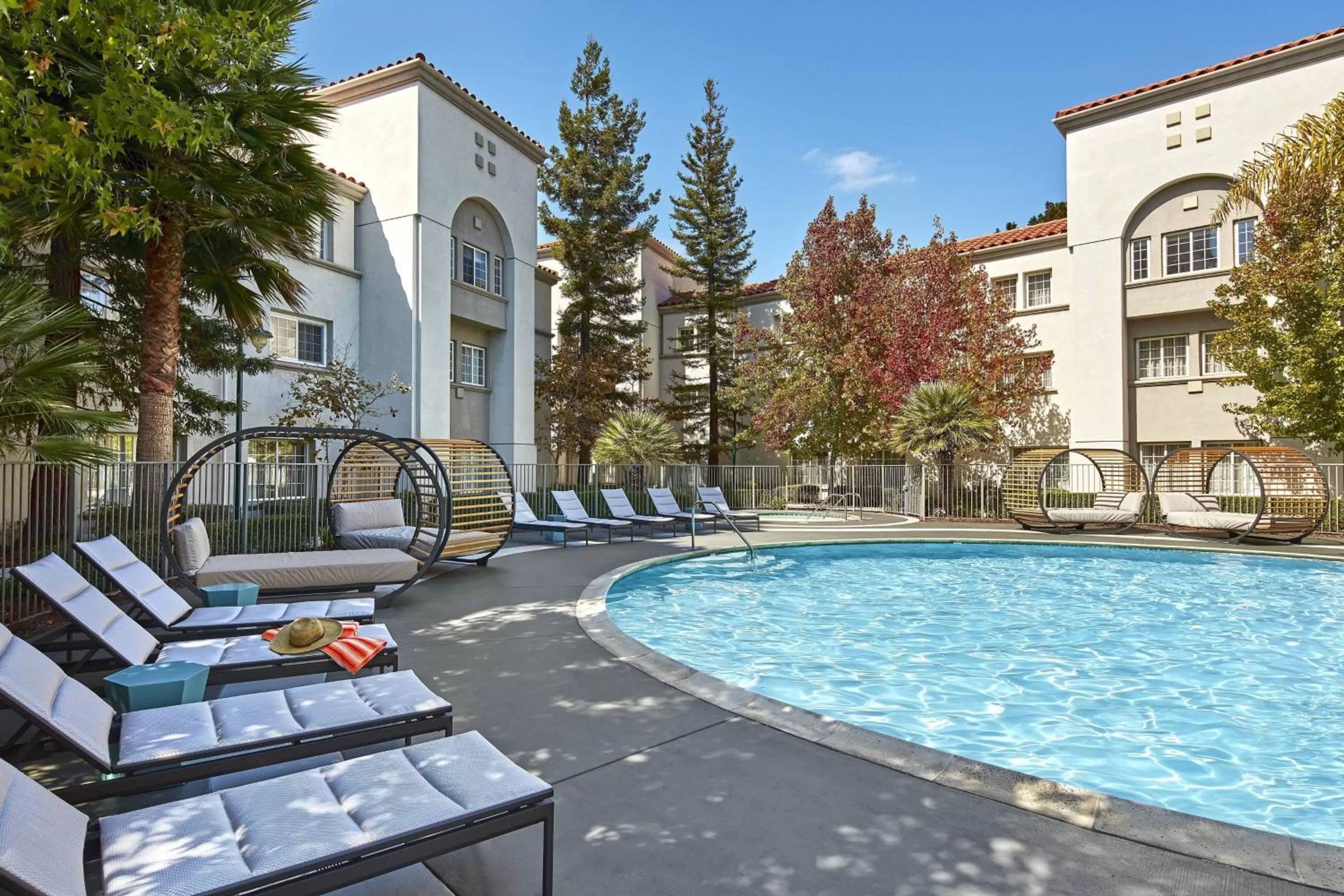 Swimming Pool in San Mateo Marriott San Francisco Airport
