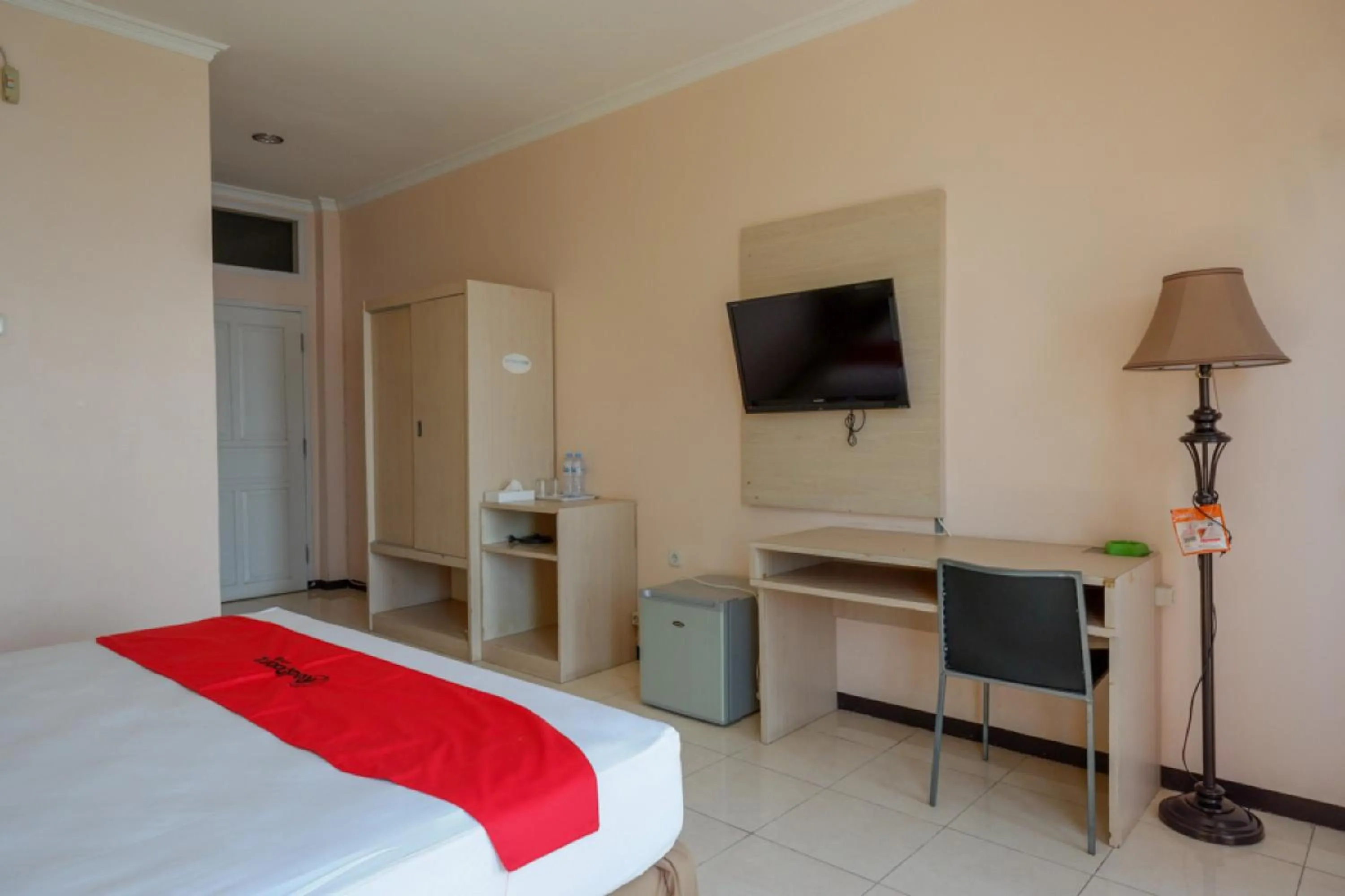 Bedroom, Bed in RedDoorz Plus Syariah @ Hotel Boulevard Luwuk