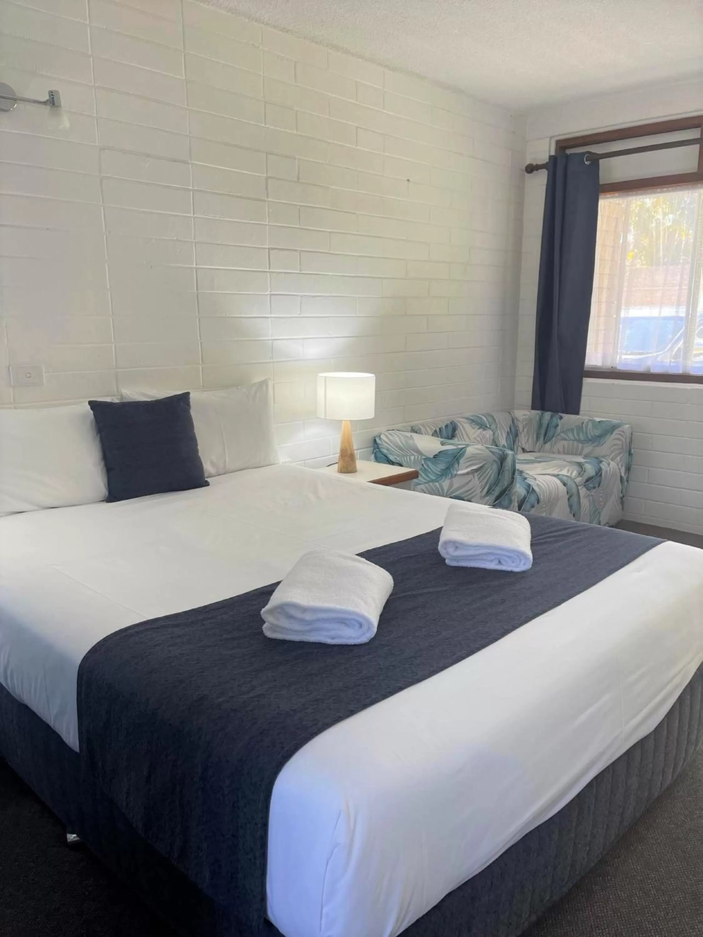 Bed in Forster Motor Inn