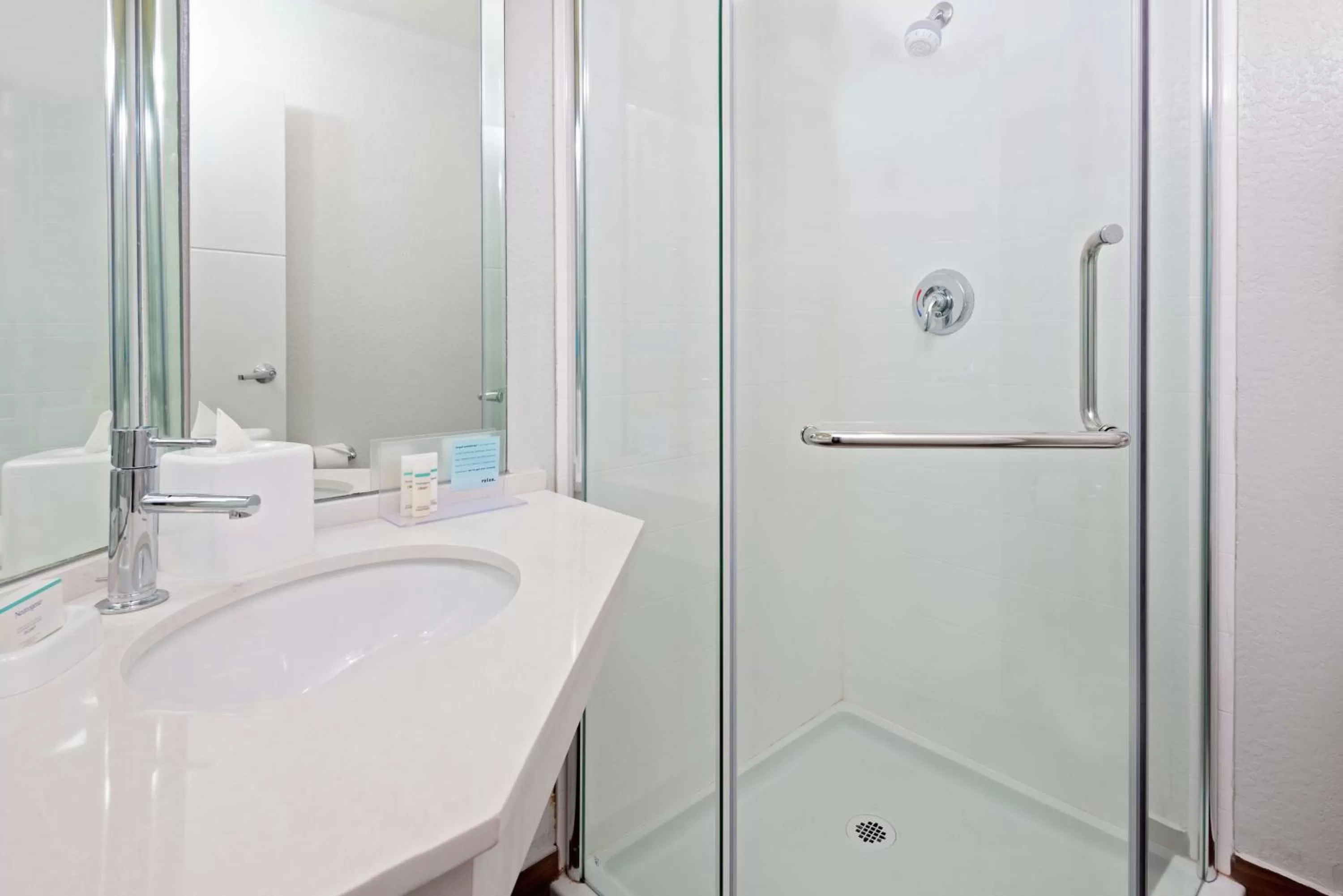 Bathroom in Hampton Inn Orlando Near Universal Blv/International Dr