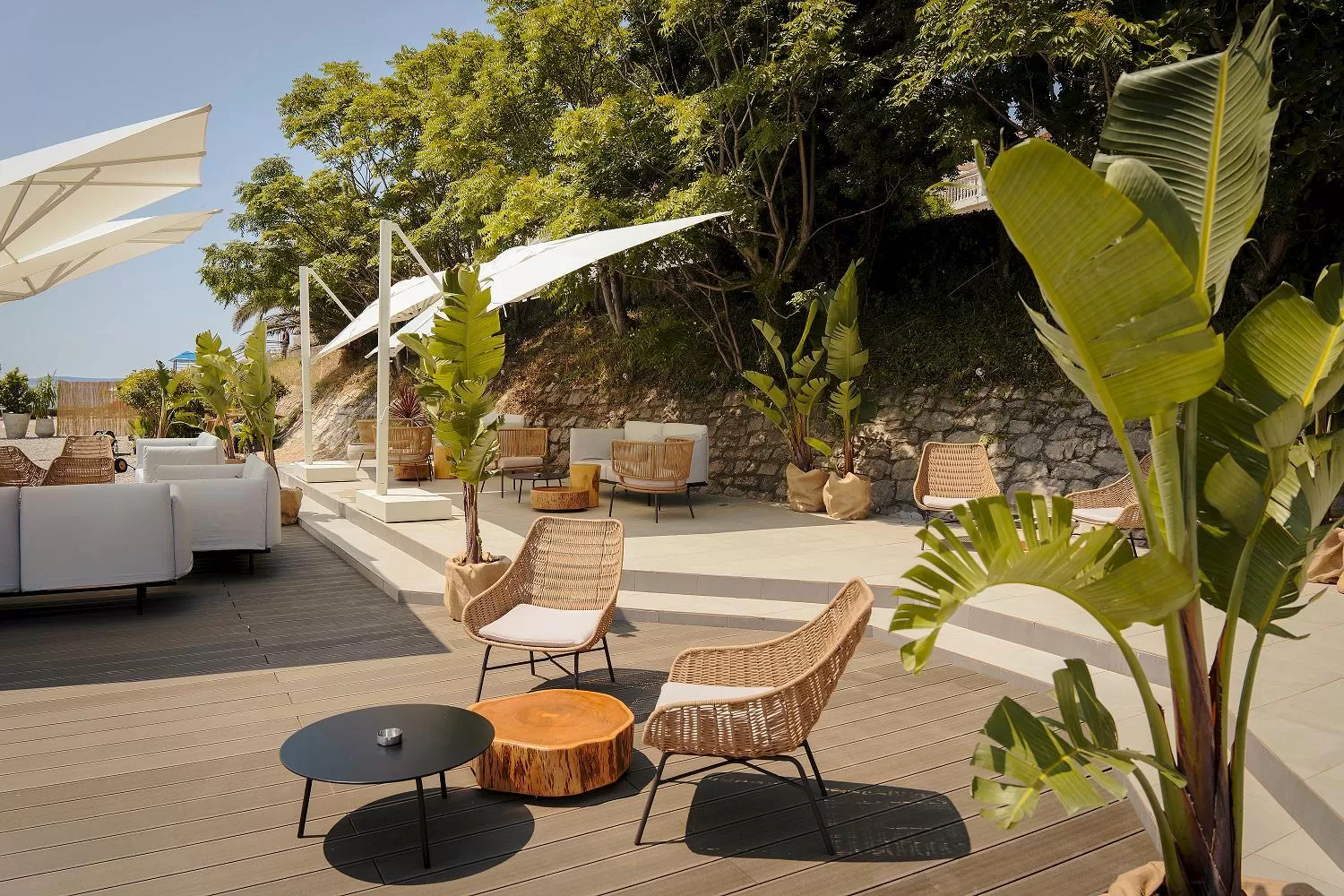 Restaurant/places to eat in Lazure Hotel & Marina