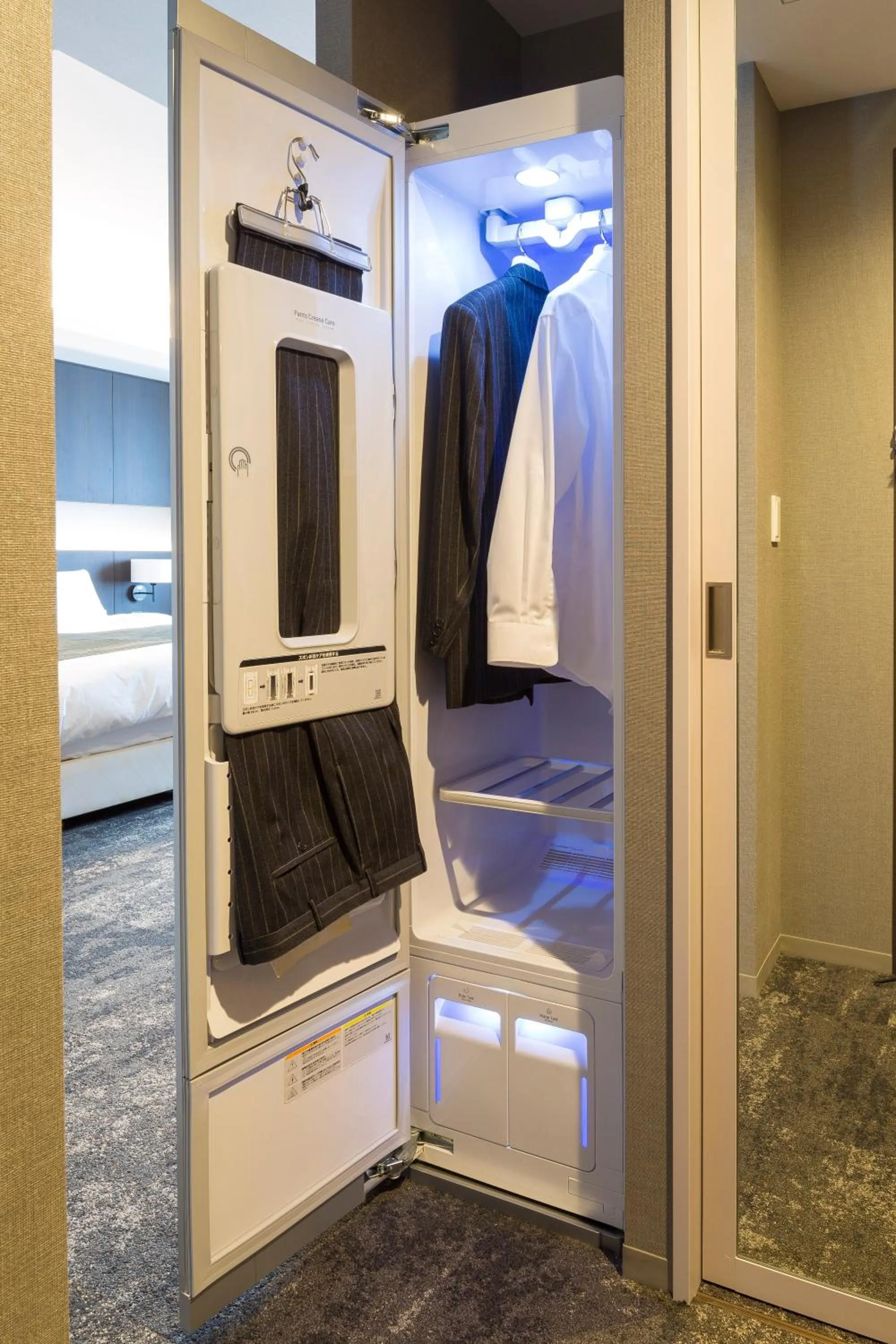 wardrobe, Bed in Hotel Granbinario Komatsu