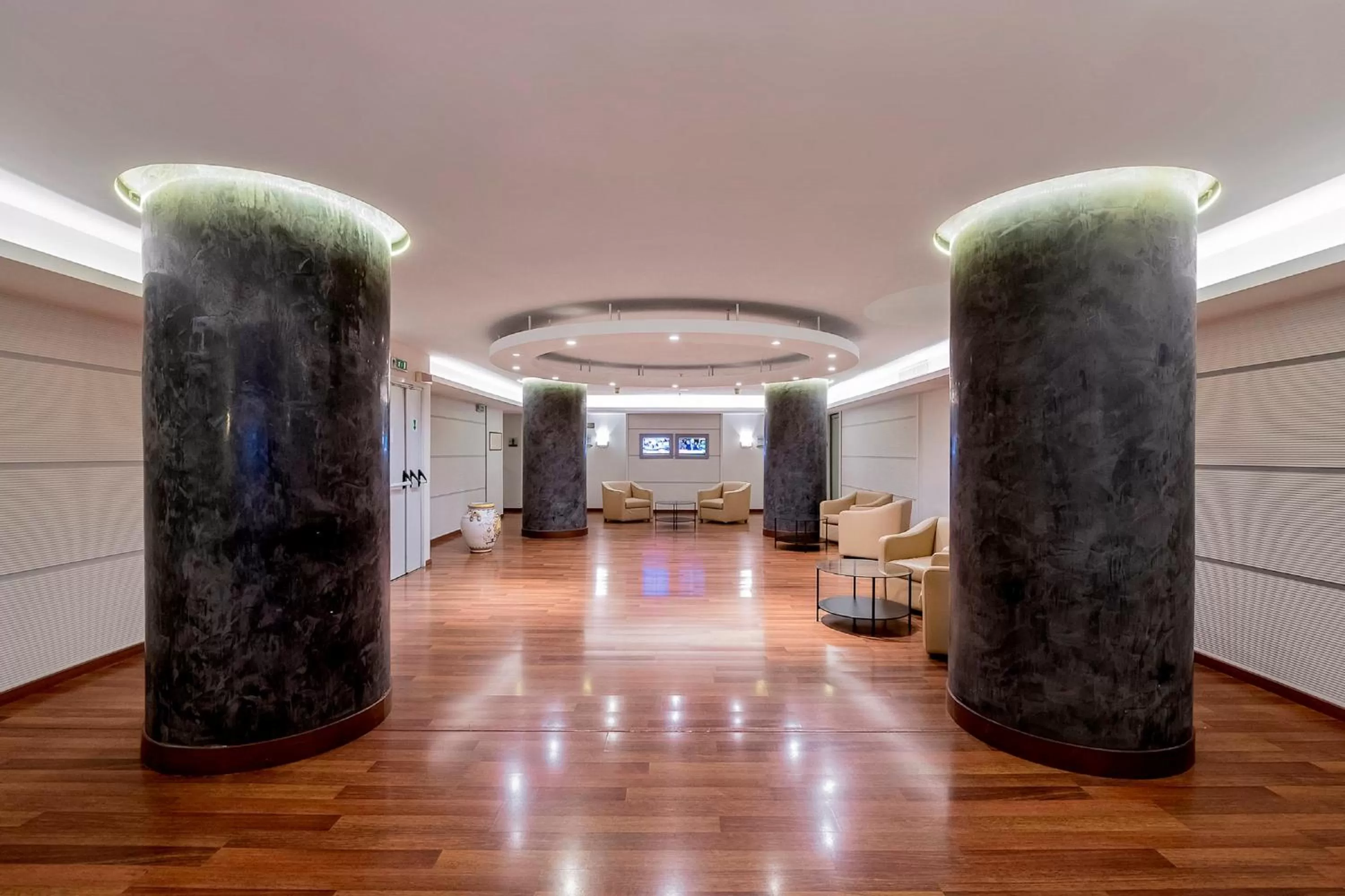 Restaurant/places to eat in Holiday Inn Naples by IHG