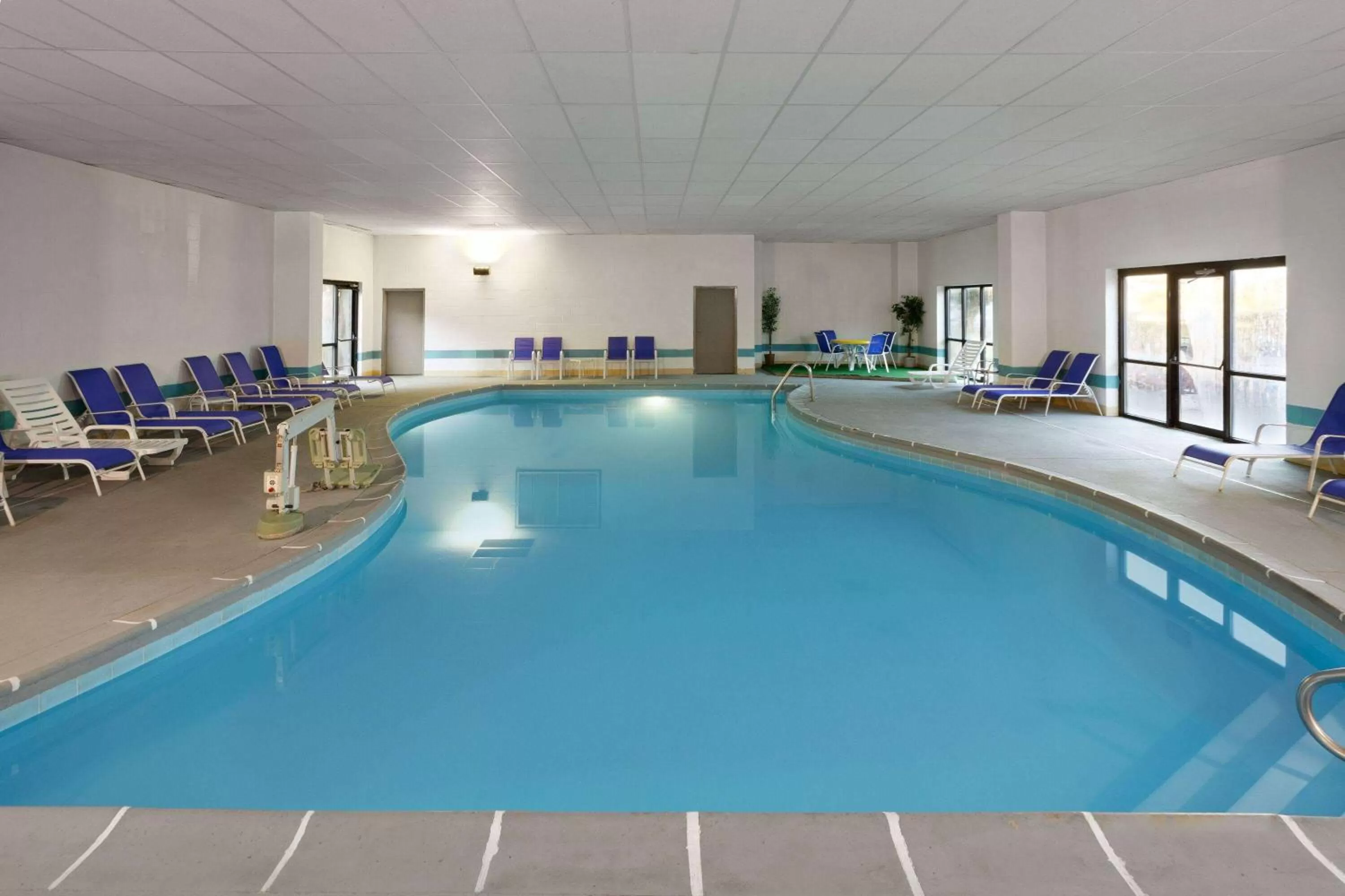 Pool view in Days Inn & Suites by Wyndham Northwest Indianapolis