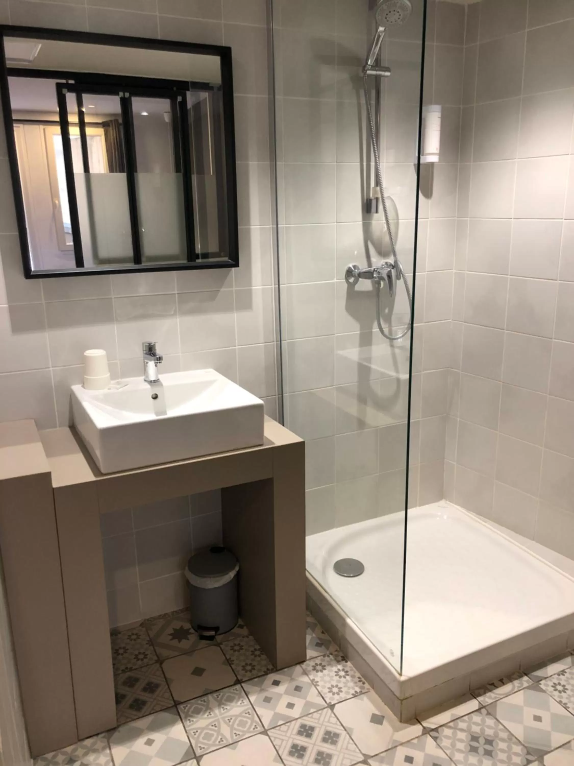 Bathroom in Hôtel Saint Roch Montpellier Centre