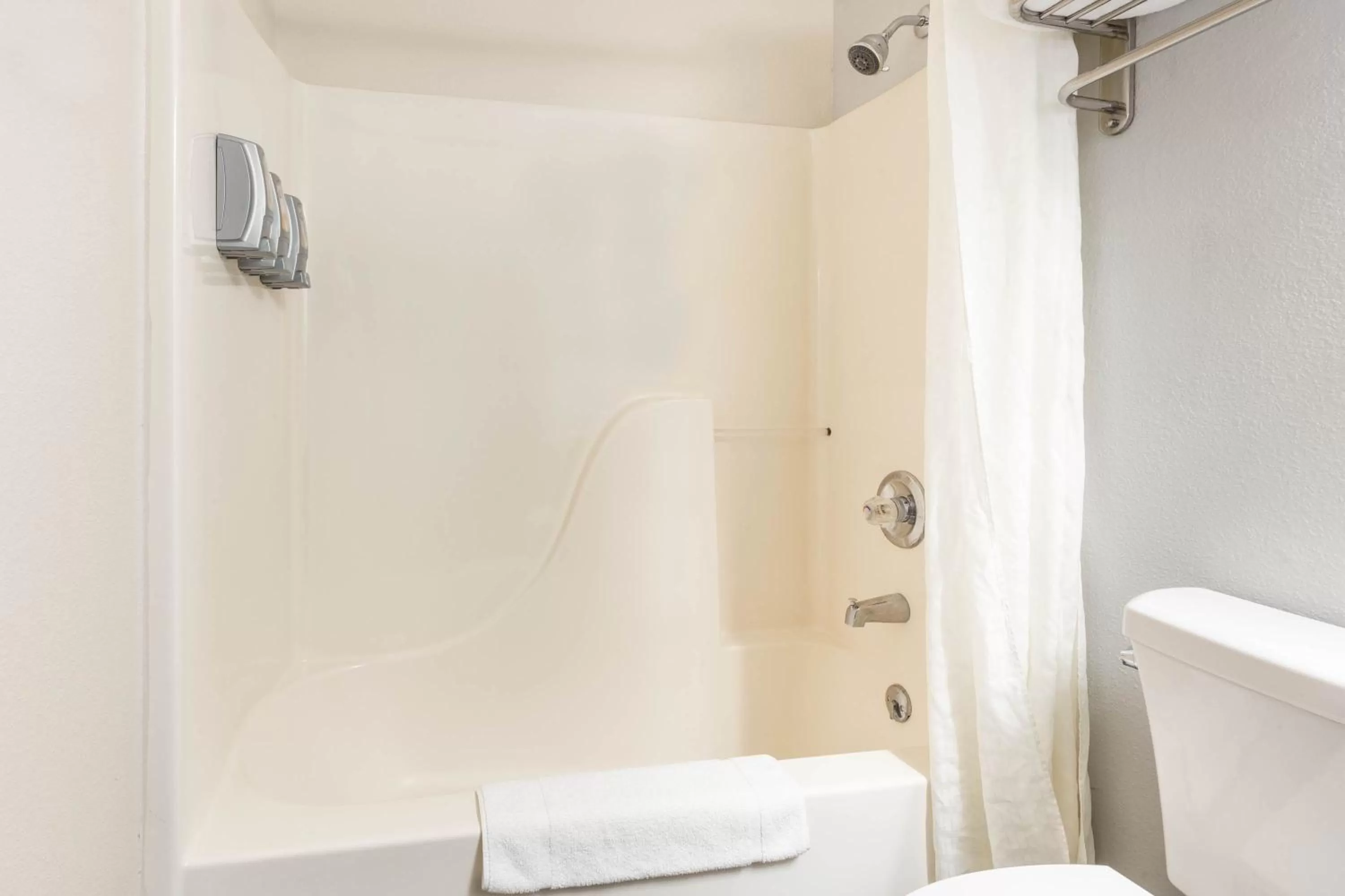 Bathroom in Super 8 by Wyndham Gardiner/Yellowstone Park Area