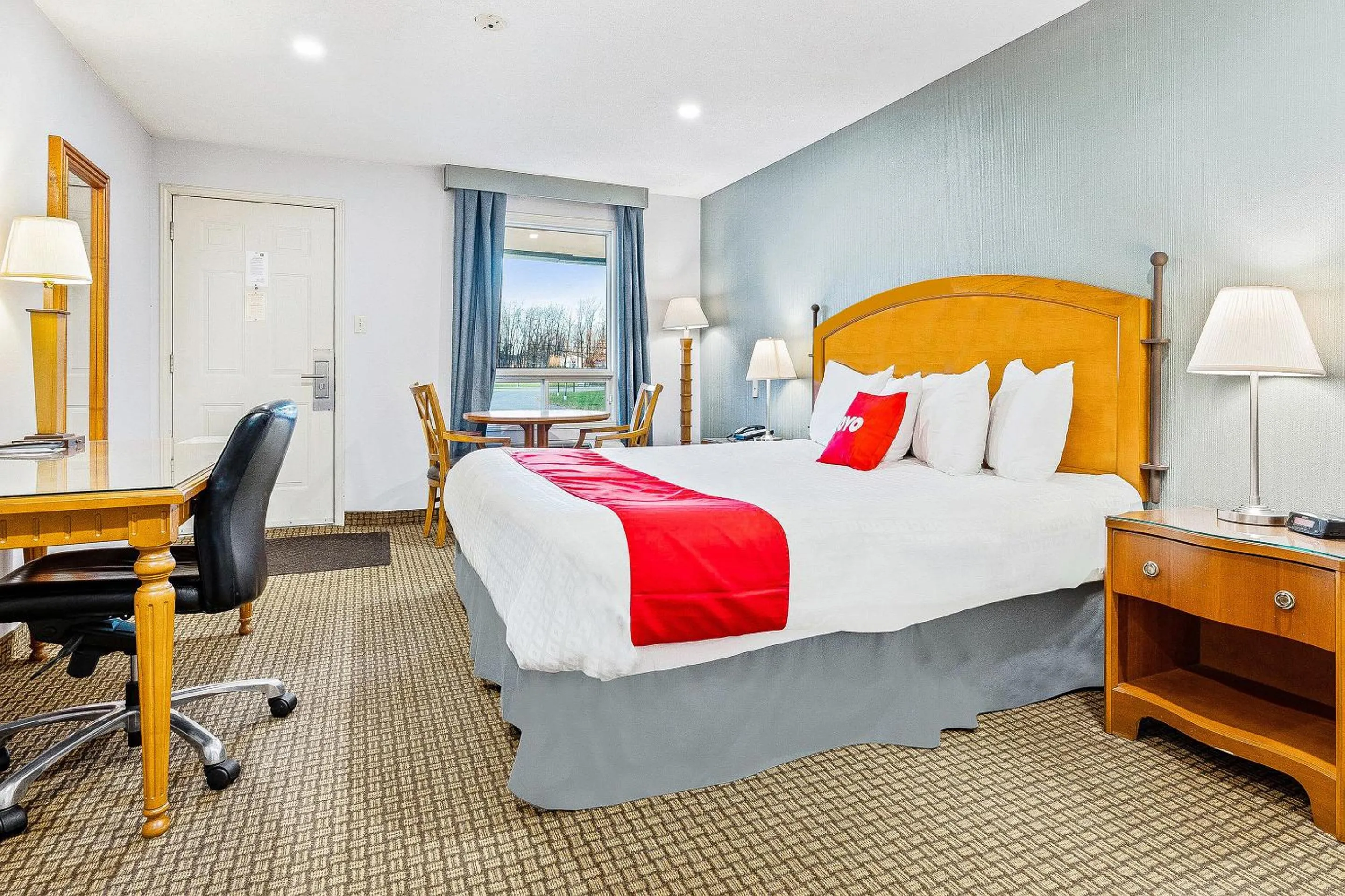 Bedroom, Bed in First Canada Hotel Cornwall Hwy 401 ON