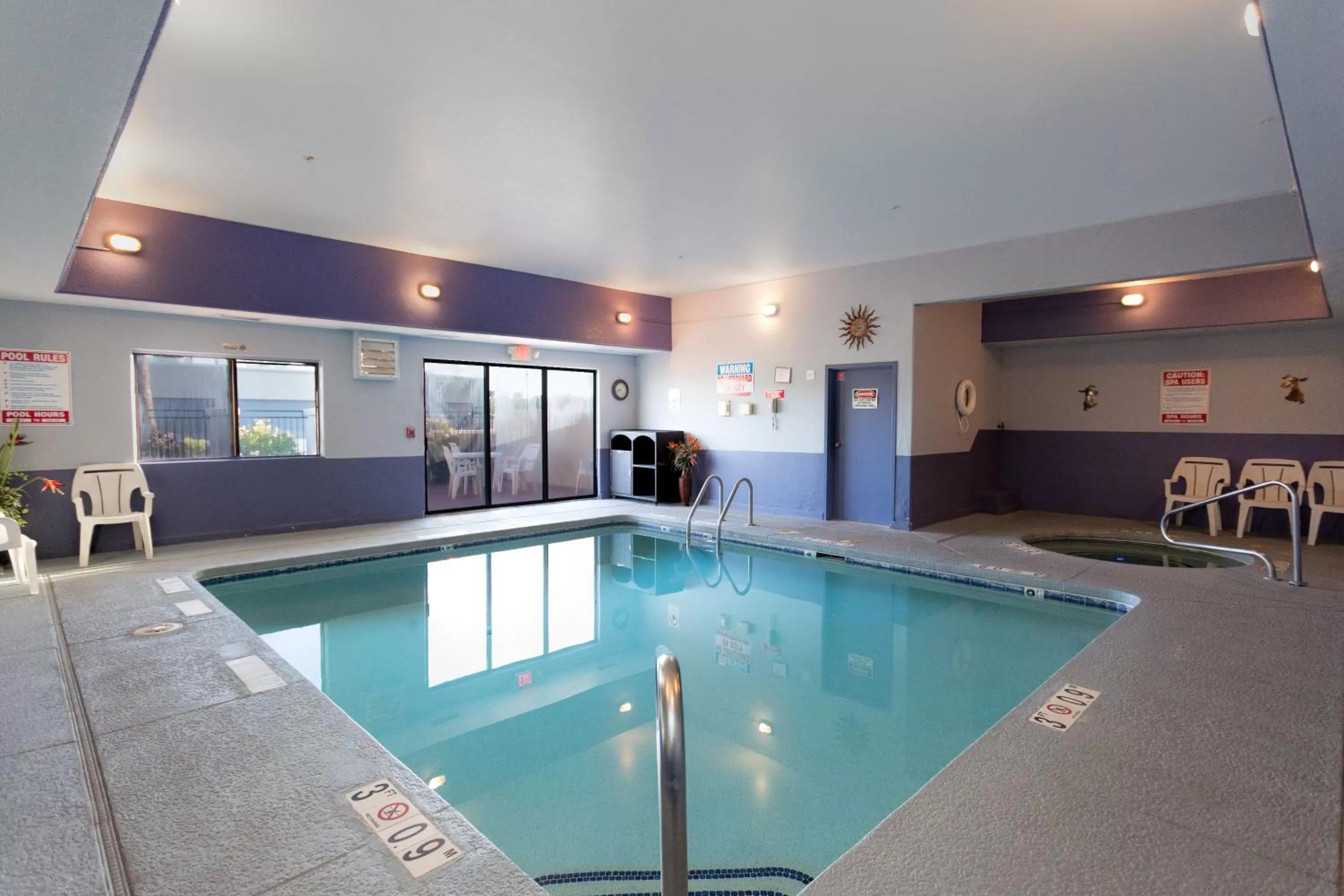 Swimming pool in Vagabond Inn Executive