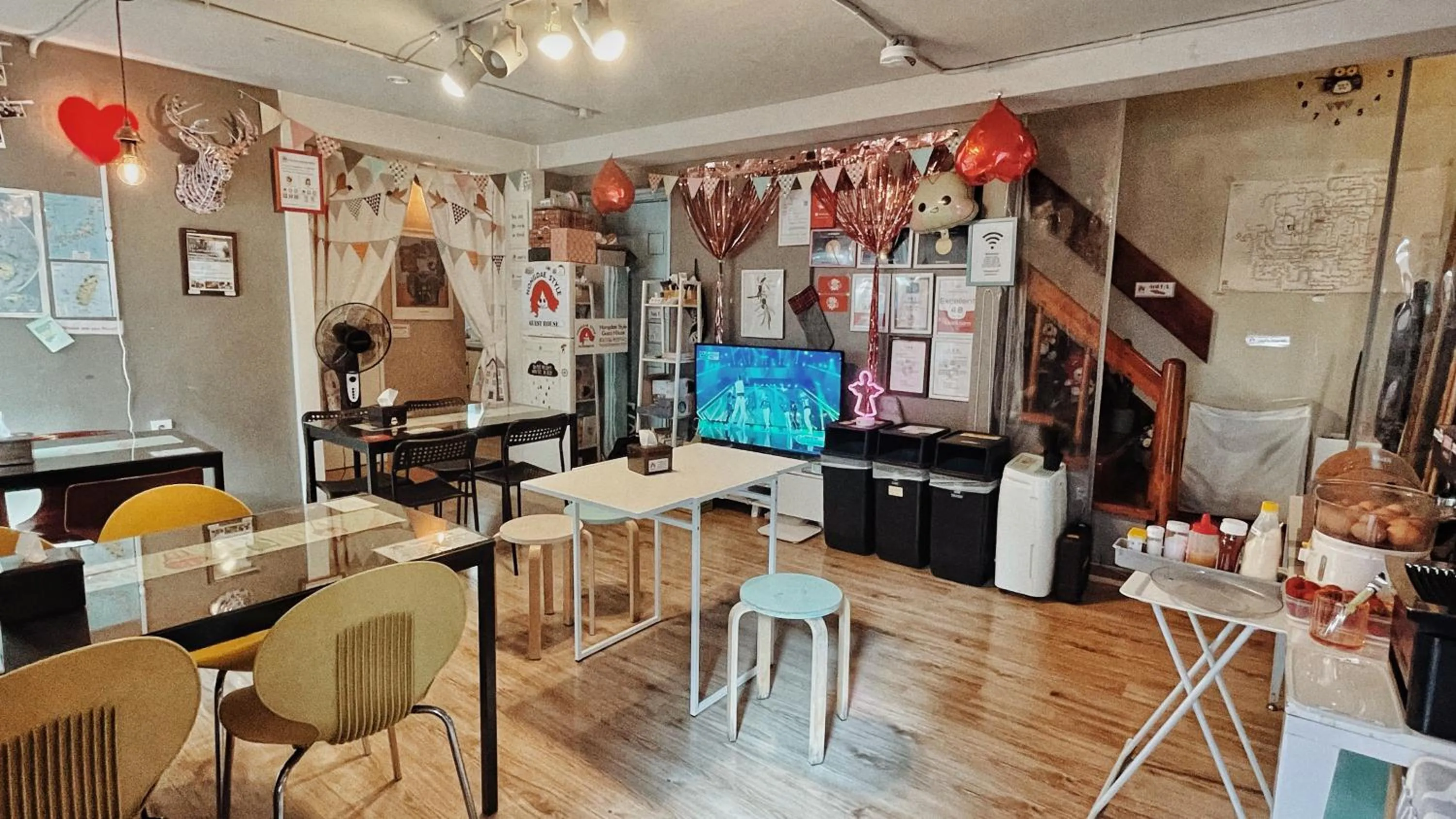Communal lounge/ TV room in Hongdae Style Guesthouse