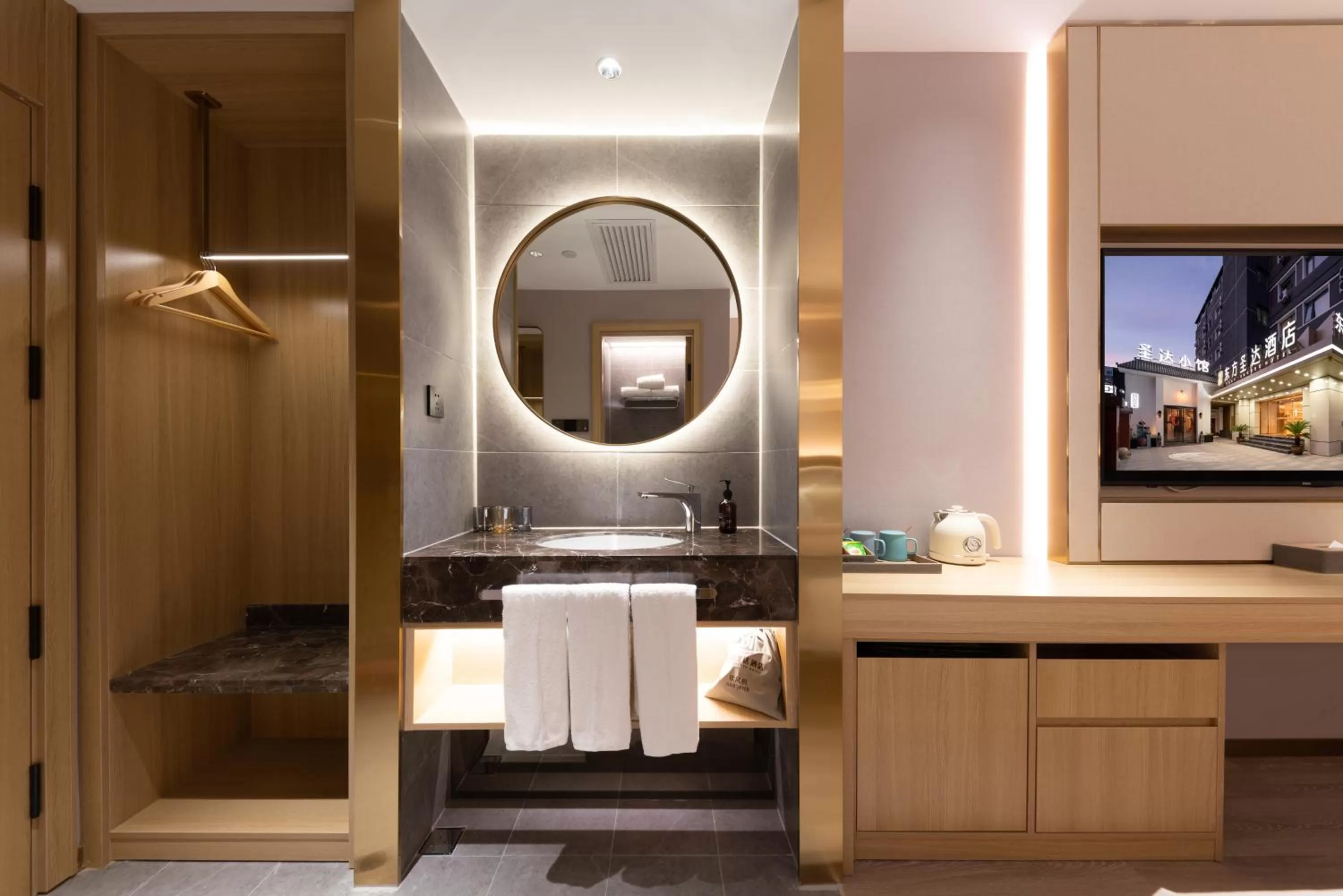 East Sacred Hotel--Beijing Tiananmen Square ,the Forbidden City,Wangfujing Street,Located in the city center