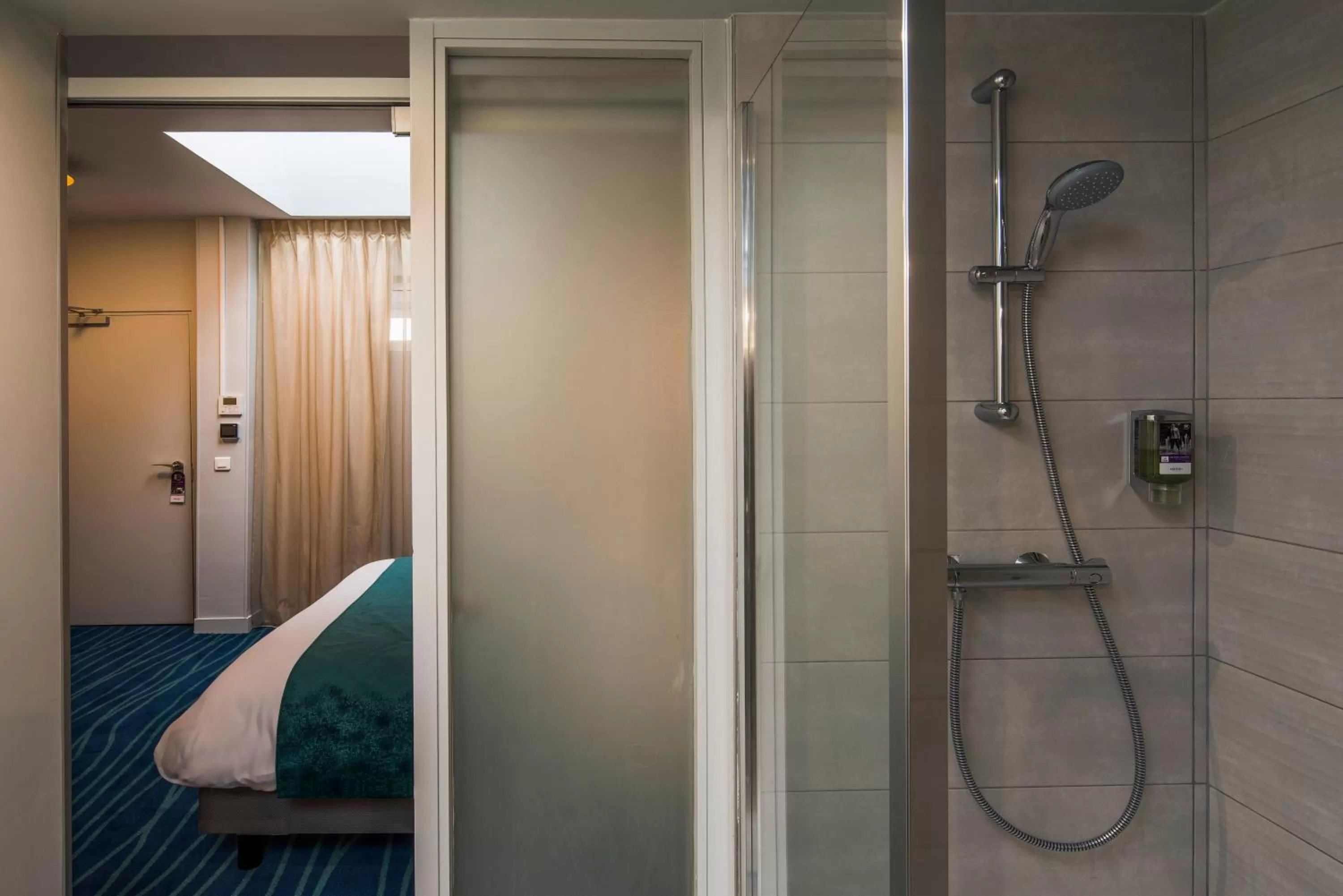 Bathroom in Hôtel Mercure Paris Suresnes Longchamp