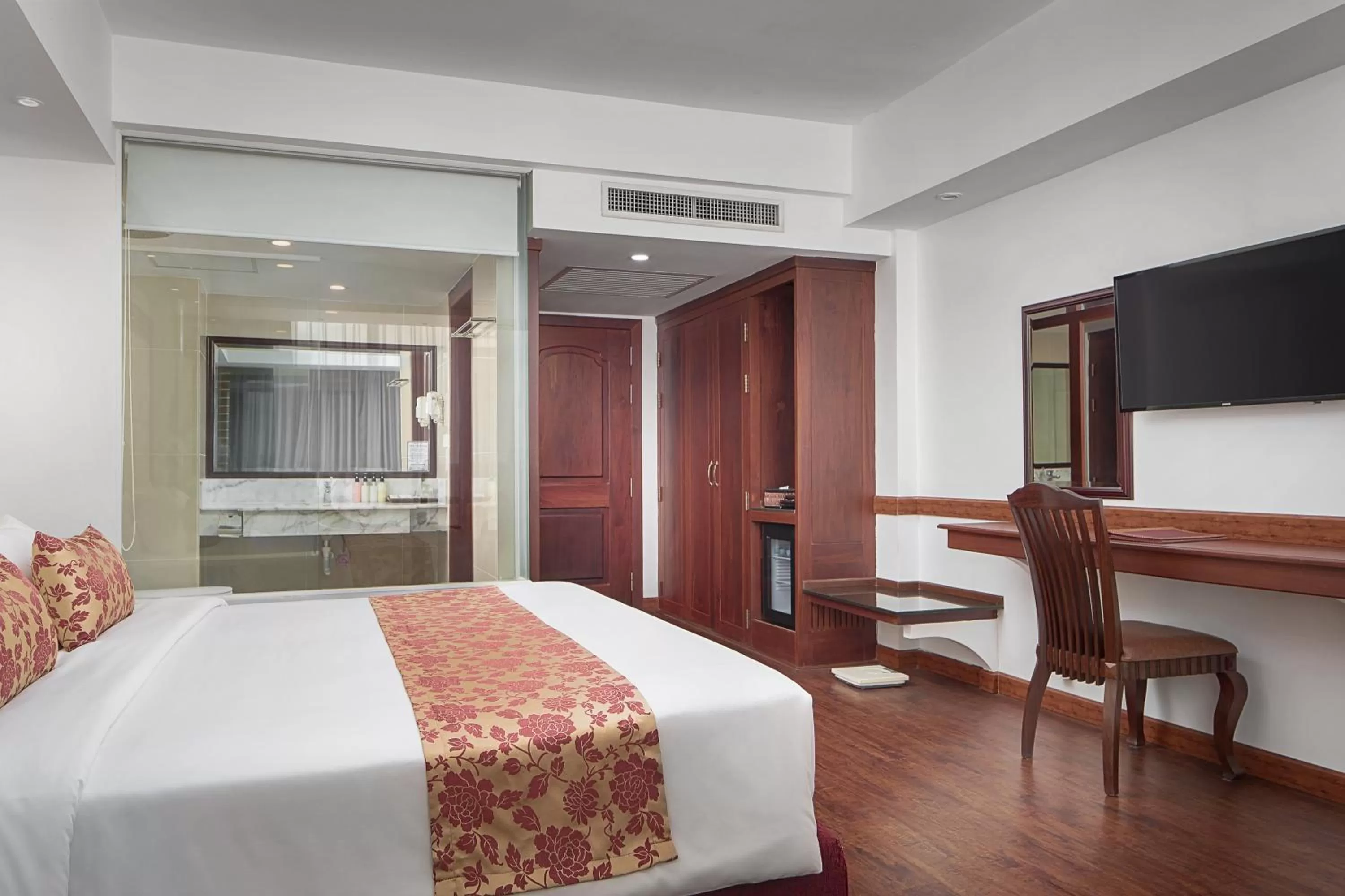 Bed in Ohana Phnom Penh Palace Hotel