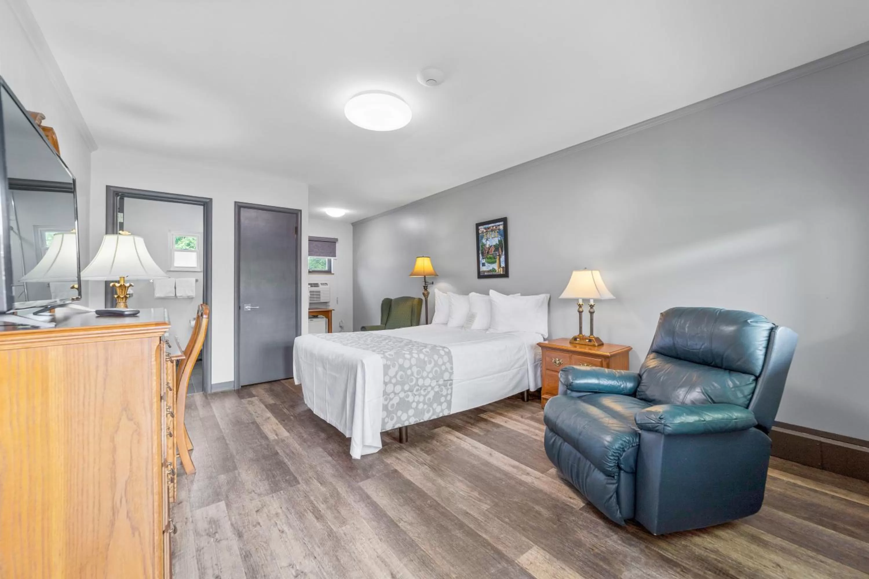 Photo of the whole room, Bed in Glass House Inn Erie Near I-90 & I-79