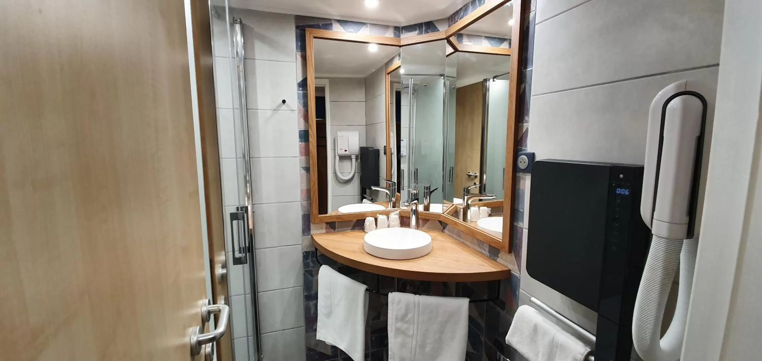 Bathroom in Kyriad Aix Les Milles - Plan de Campagne