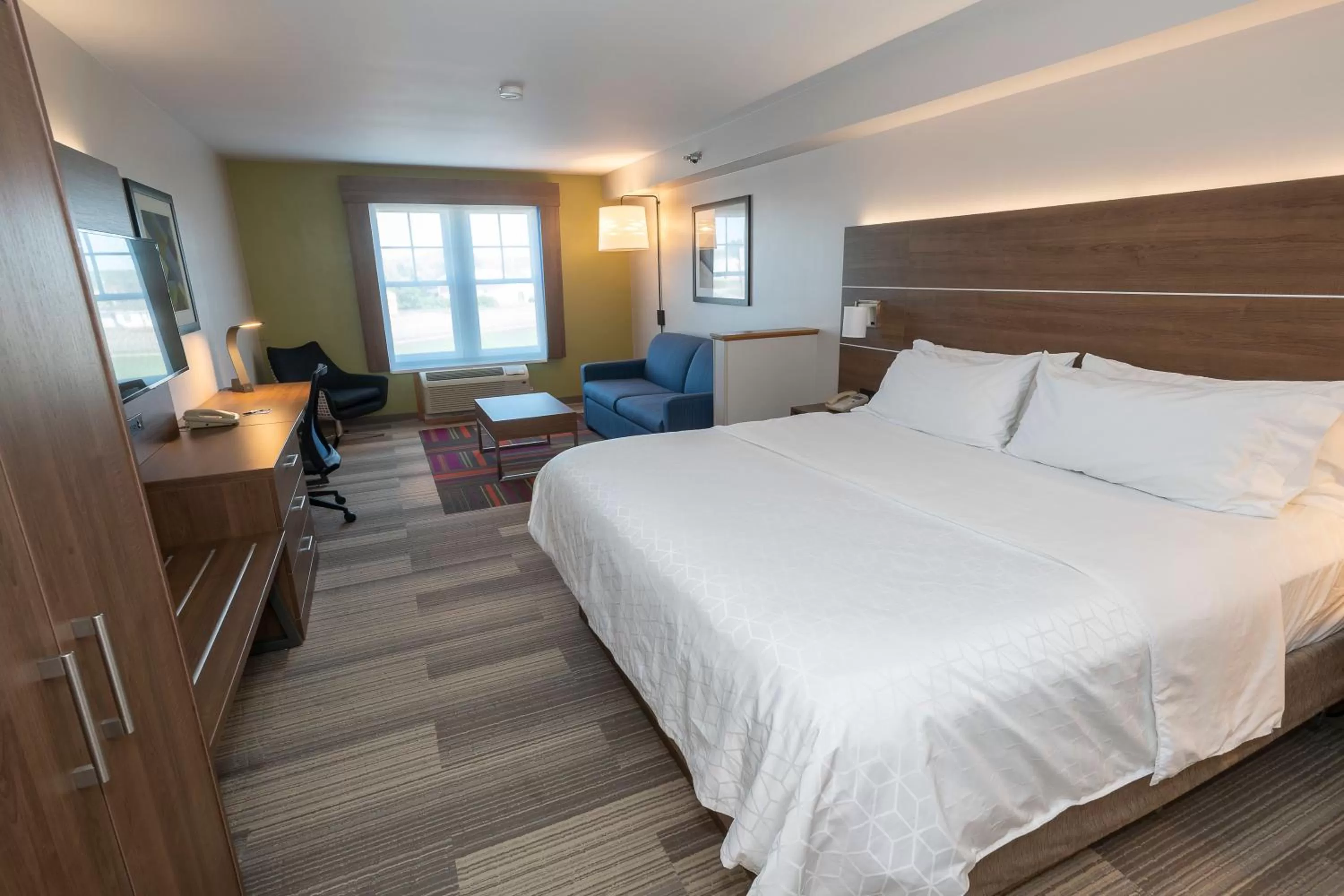 Photo of the whole room, Bed in Holiday Inn Express & Suites Iron Mountain by IHG