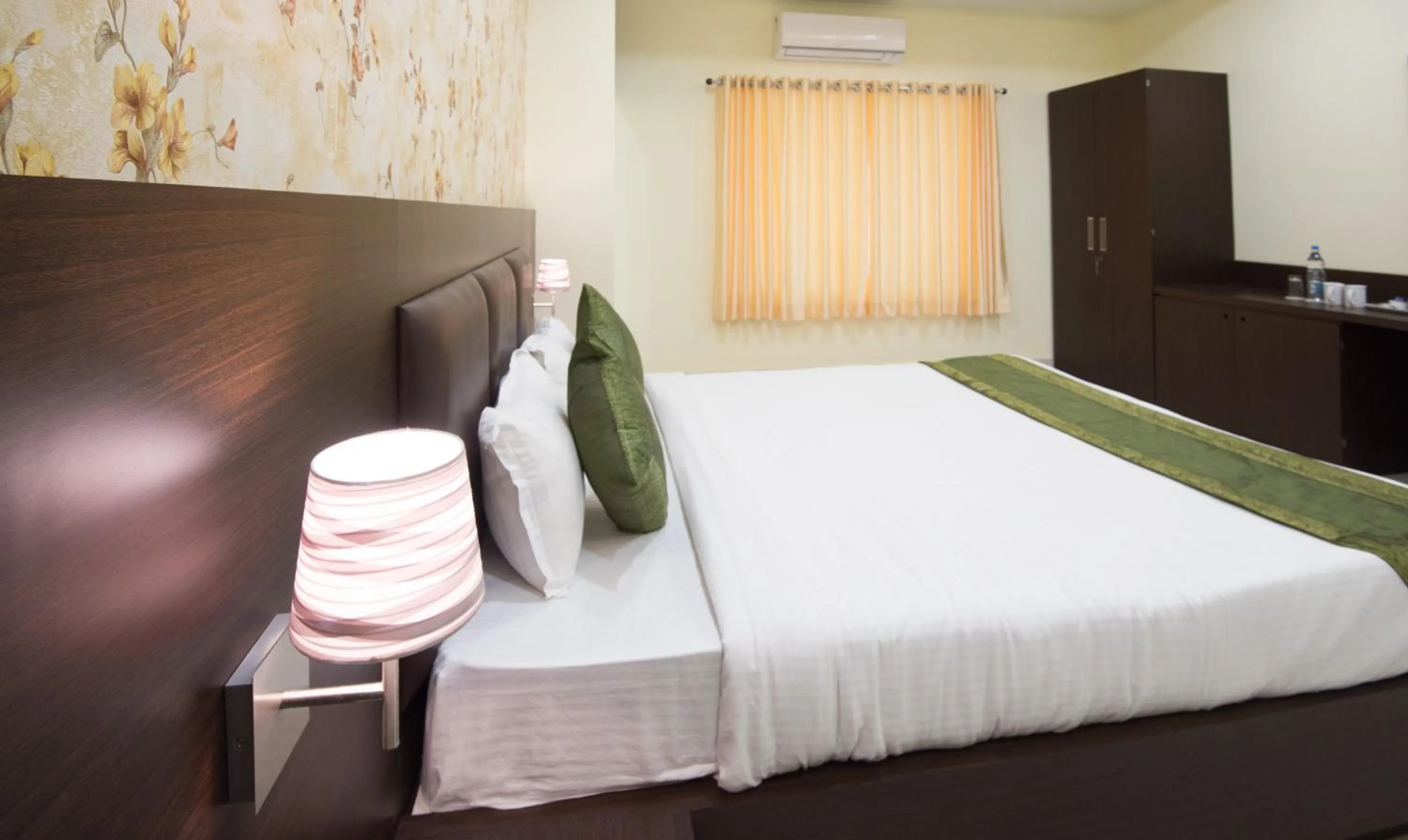 Bed in Treebo King'S Court Chandrasekharpur