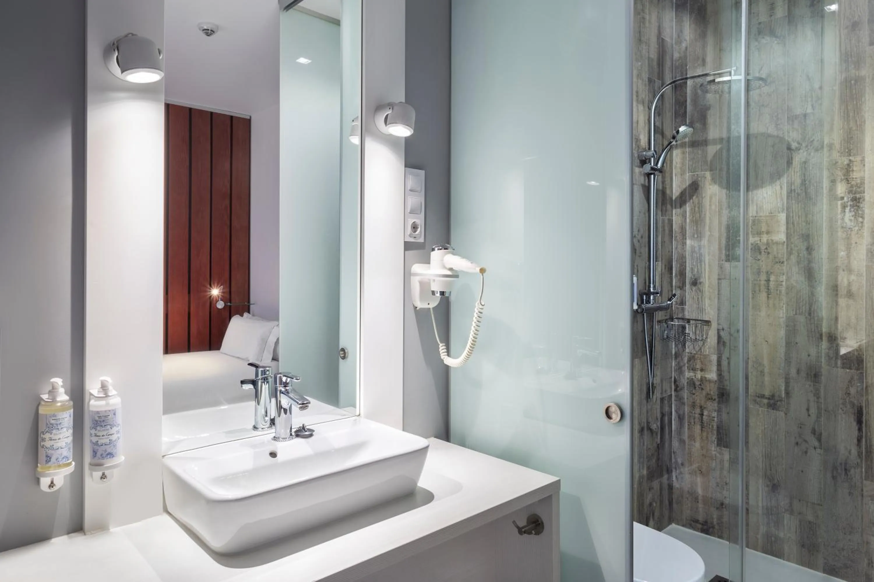 Shower in B&B HOTEL Madrid Centro Fuencarral 52