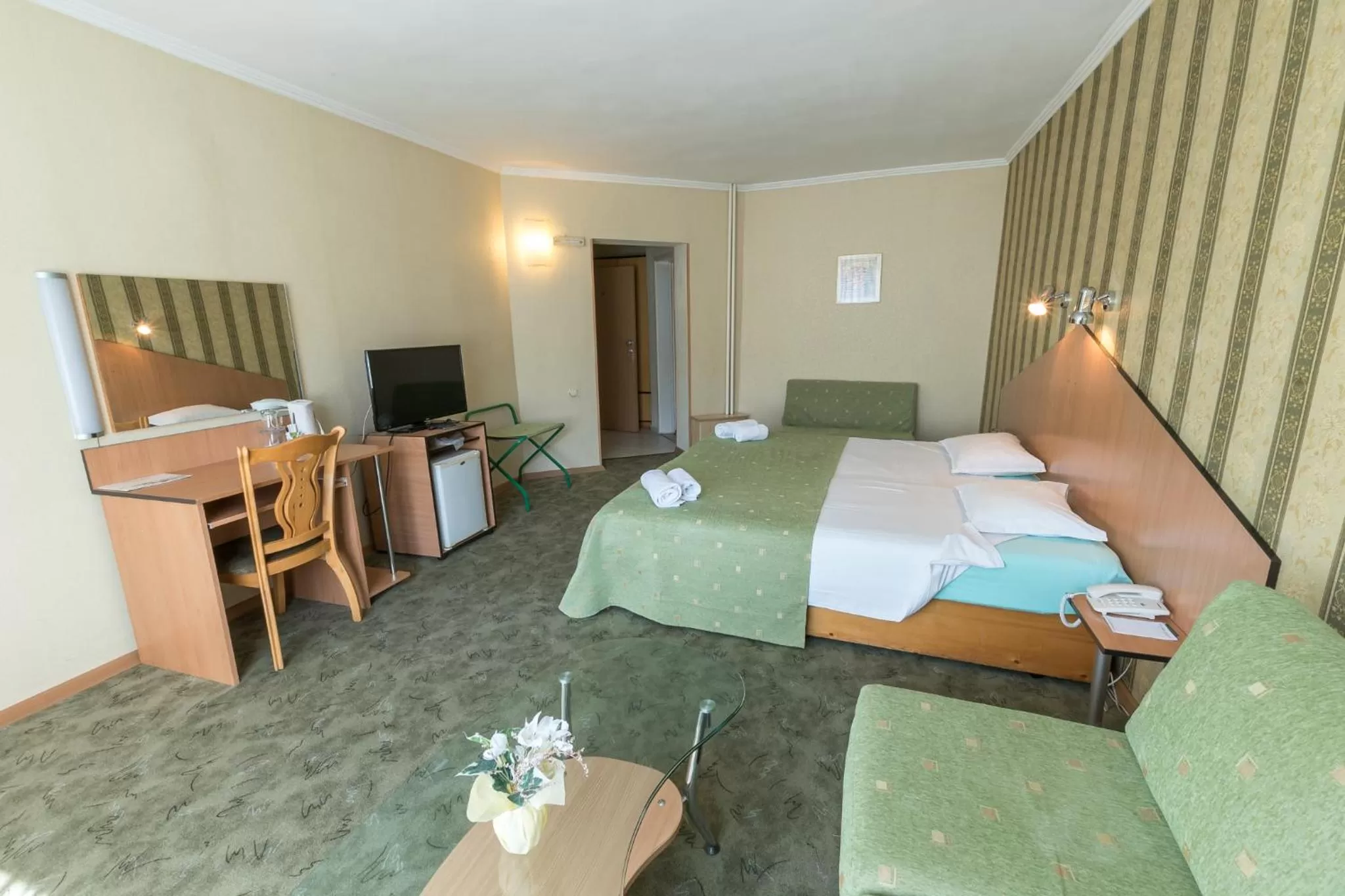 Photo of the whole room, Bed in Noviz Hotel