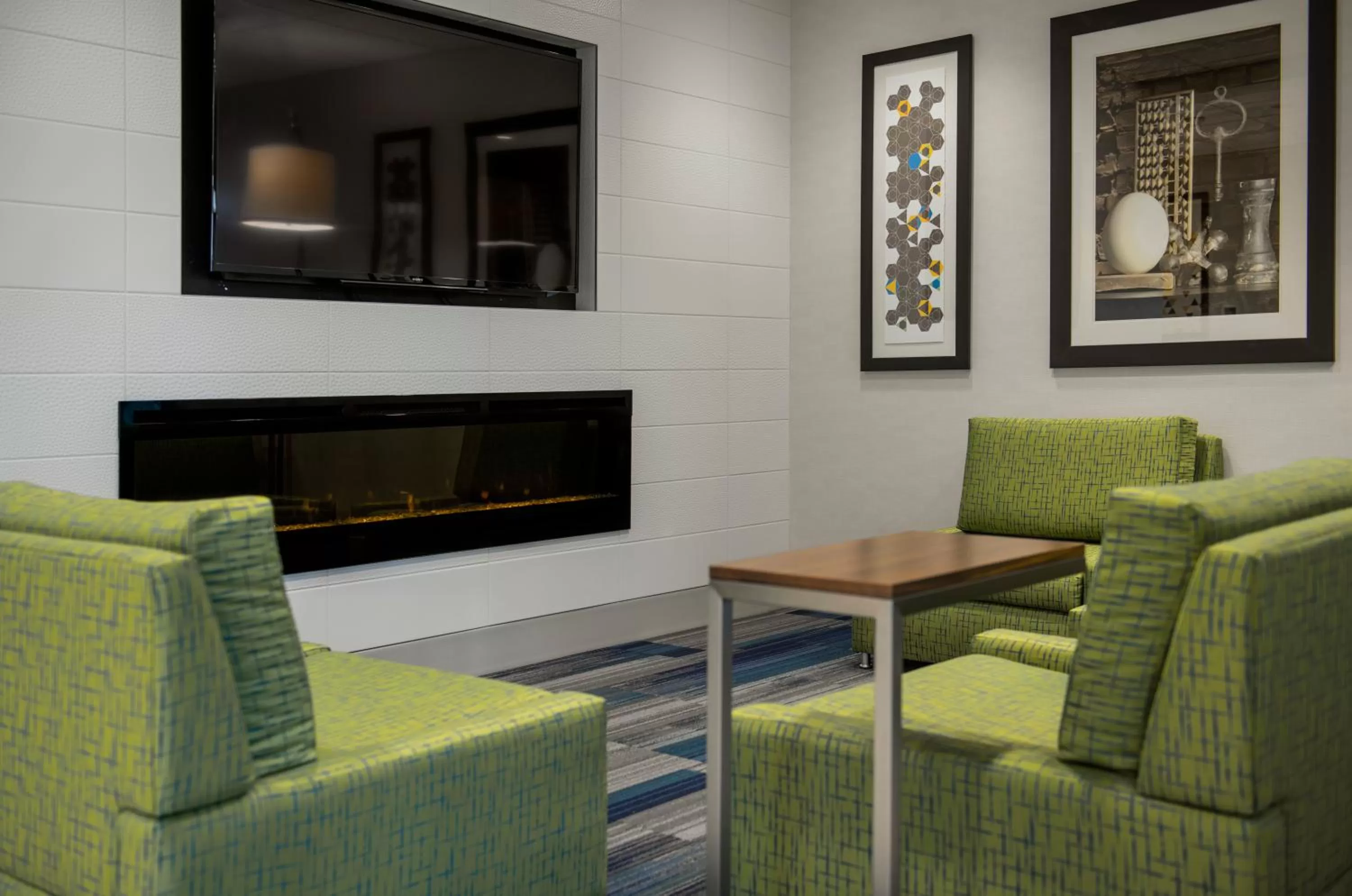 Lobby or reception in Holiday Inn Express Airdrie by IHG